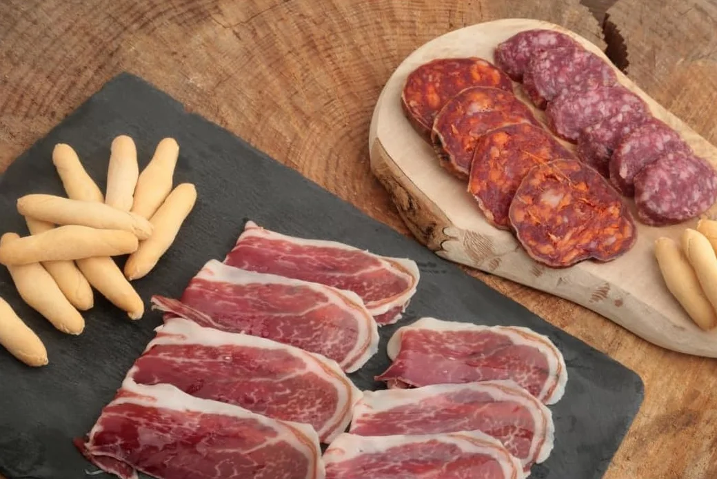 Familycom Cesta Gourmet con Ibéricos Navidul - Surtido Jamón Ibérico, Quesos, Embutidos, Aceitunas, Vino tinto