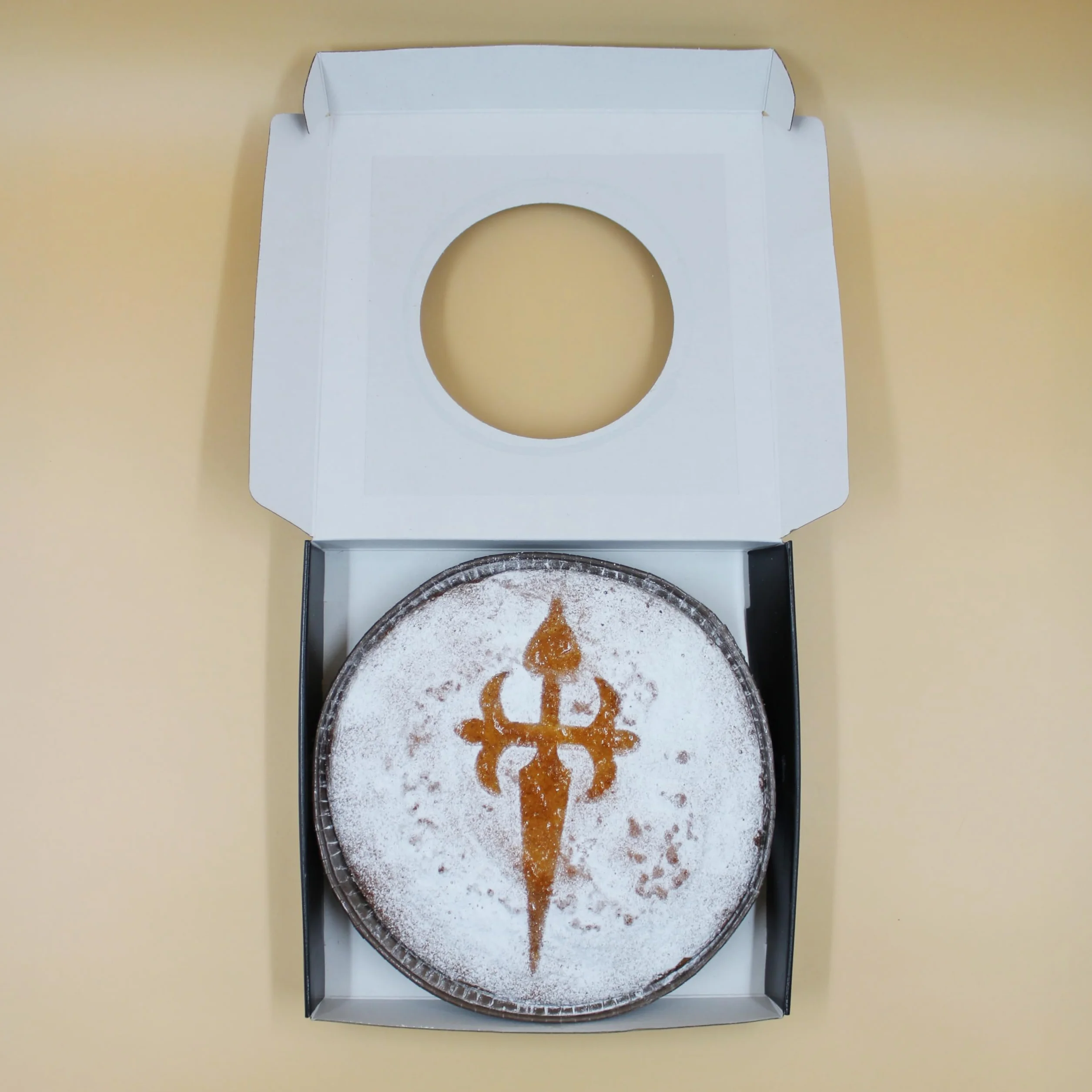 Tarta de Almendra de Santiago 1kg - Dulce gallego - Sin Gluten y Sin Lactosa - Regalo gourmet - 100% Artesanal - Almendra Marcona - Sin Aditivos - Postre para celebraciones - Ingredientes naturales