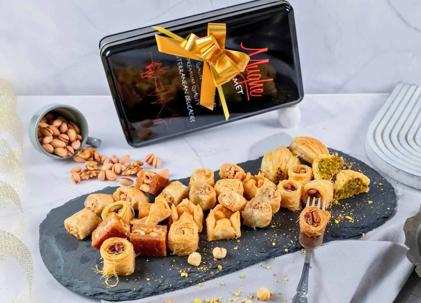 Mughe Gourmet - Caja de regalo elegante de surtido de postres de baklava - 500g/1.1lbs - Baklavas pistacho, anacardo, avellana en tamaño bocado - Dulces de baklawa perfectos para cumpleaños, Navidad