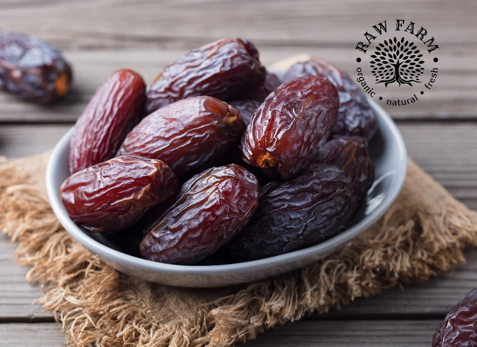 Raw Farm Dátiles frescos orgánicos Medjool, Tamaños Medianos Seleccionados con piedras 1 kg