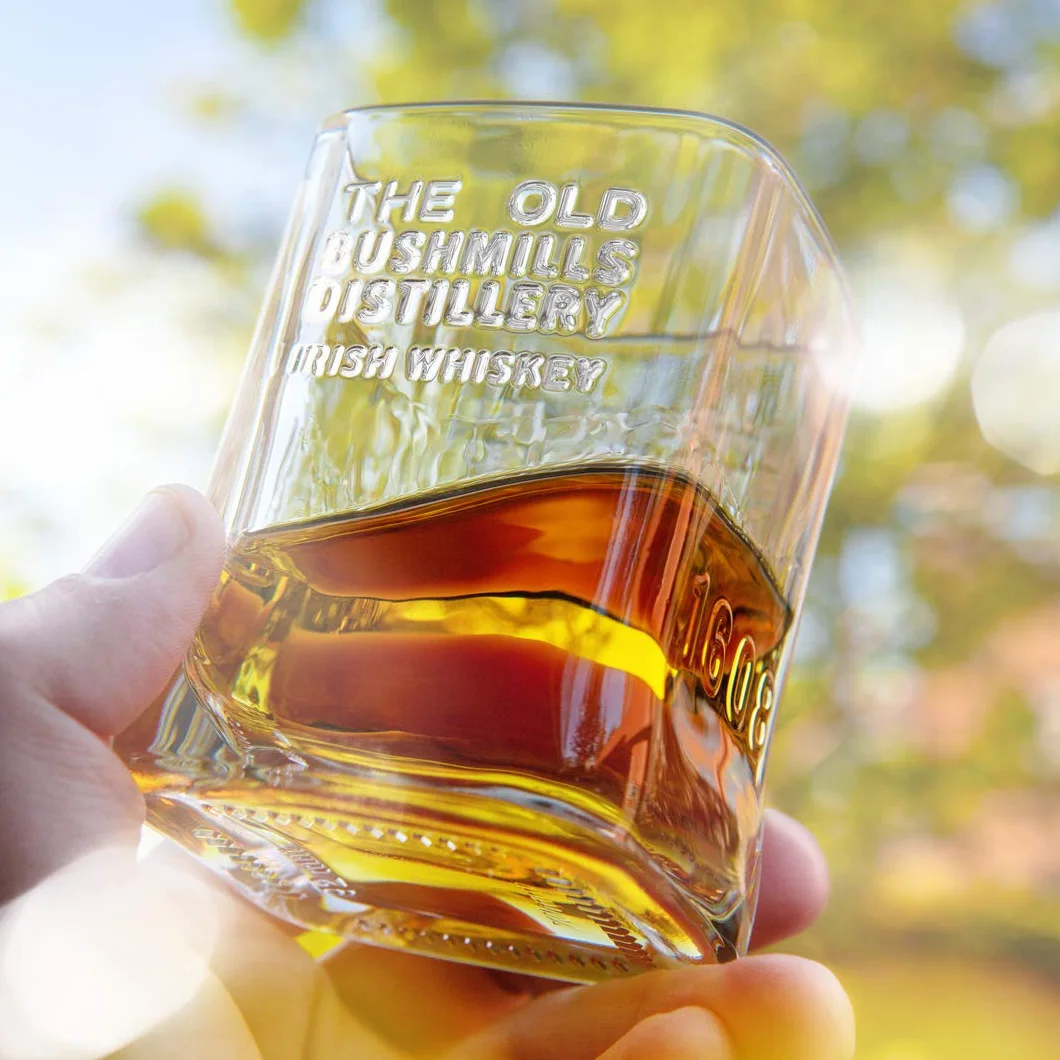 Bushmills - Whiskey Irlandés 10 años - Single Malt Triple Destilado - Whisky Premium - Madurado en barrica de Bourbon y Bota de Jerez según la tradición desde 1608 - 700ml - 40º