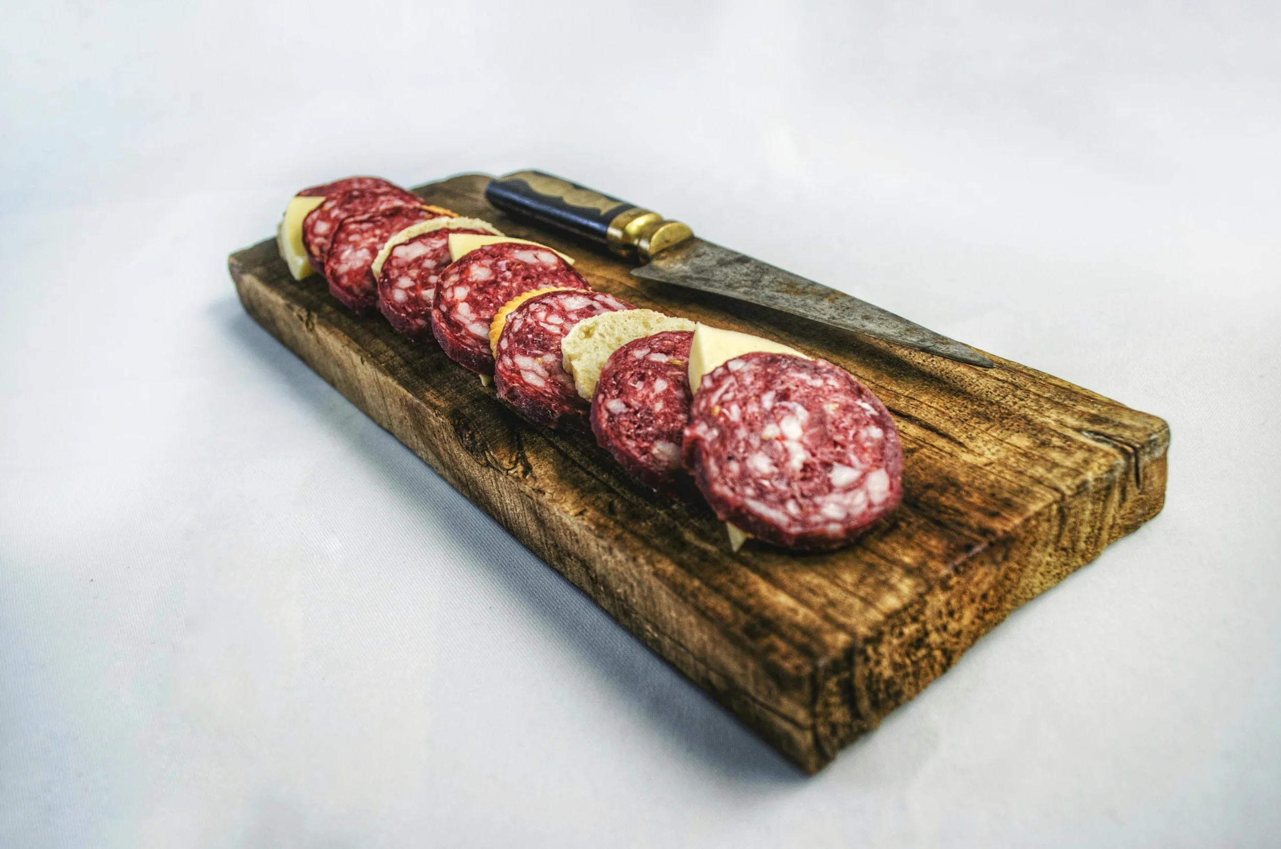 Jamón Ibérico de Bellota 100% Ibérico, Pata Negra, Aprox. 8-8,5 kg, con Chorizo o Salchichón de Bellota y Cuña de Queso de Oveja+miel natural de encina, Marca Guiju.Certificado brida negra.