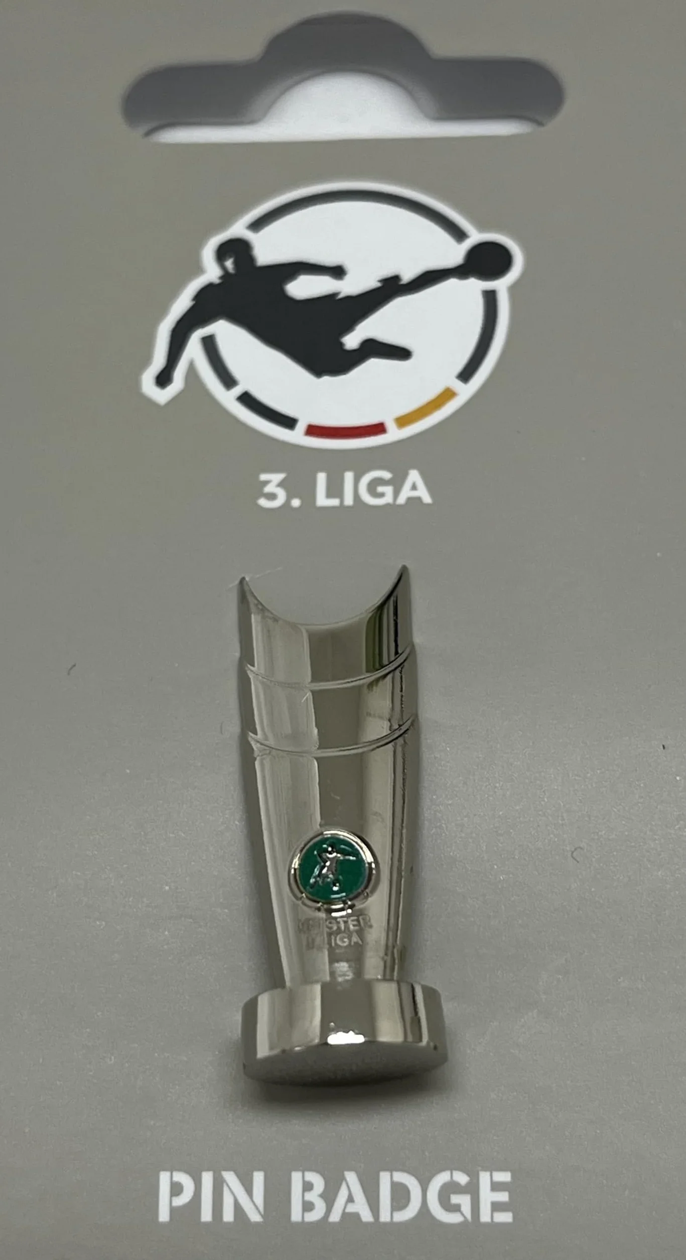 DFB Pin Anstecker Meisterpokal 3 Liga Pokal Trophy 30 mm Höhe Metall Miniatur Zamak Fußball Fanartikel