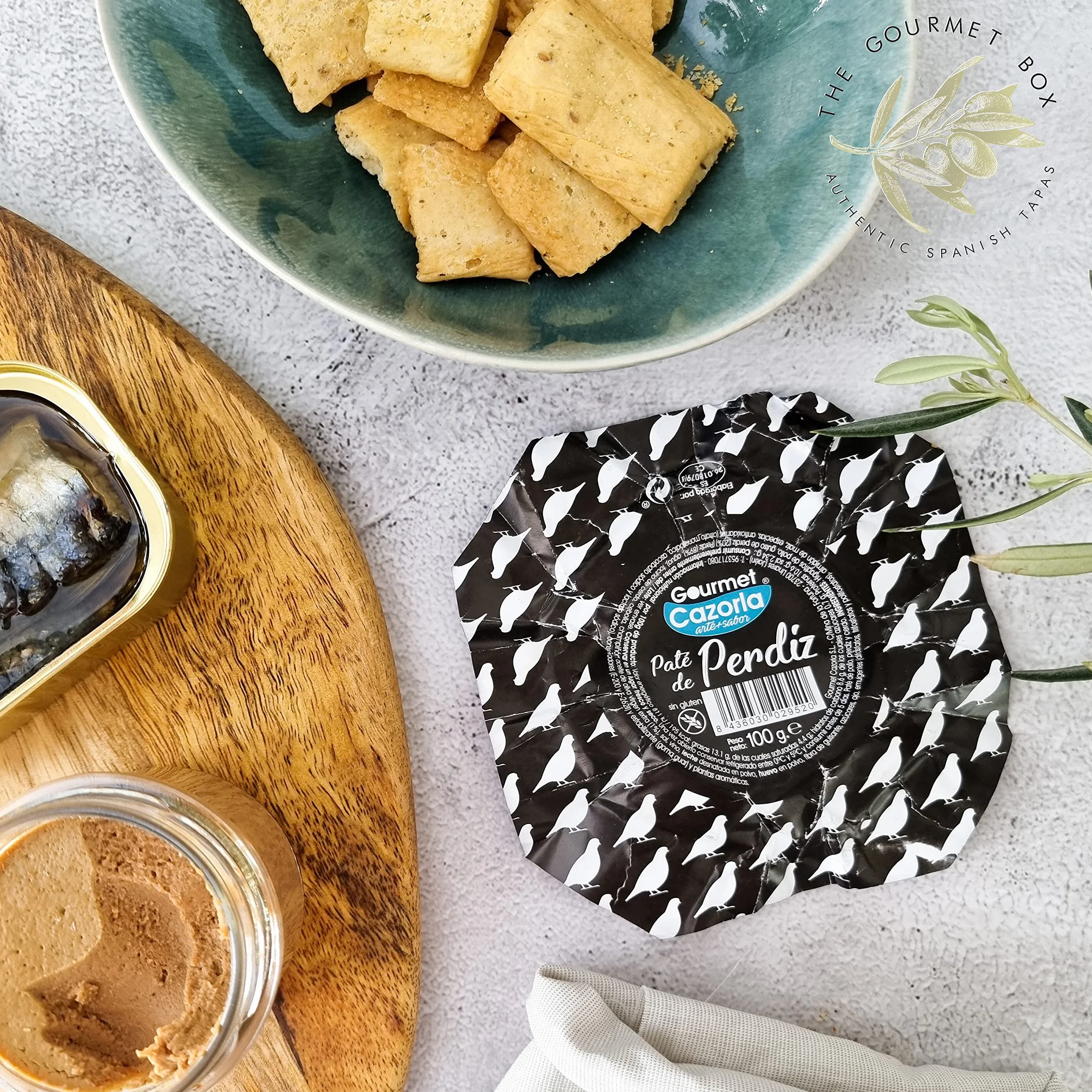 GOURMET BOX | Cesta Gourmet con Vino | Productos Ibéricos Delicatessen, Queso de Oveja 100%, Patés (Morcilla y Perdiz), Picos Gourmet y Vino Ramon Bilbao