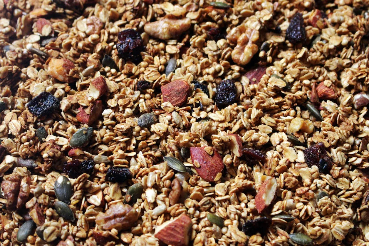 Granola con Arándanos, Almendras, Nueces, Quinoa y Miel de Abeja, Avena Integral, Semillas de Lino, Girasol y Calabaza, Pack 3 x 300g (900g)