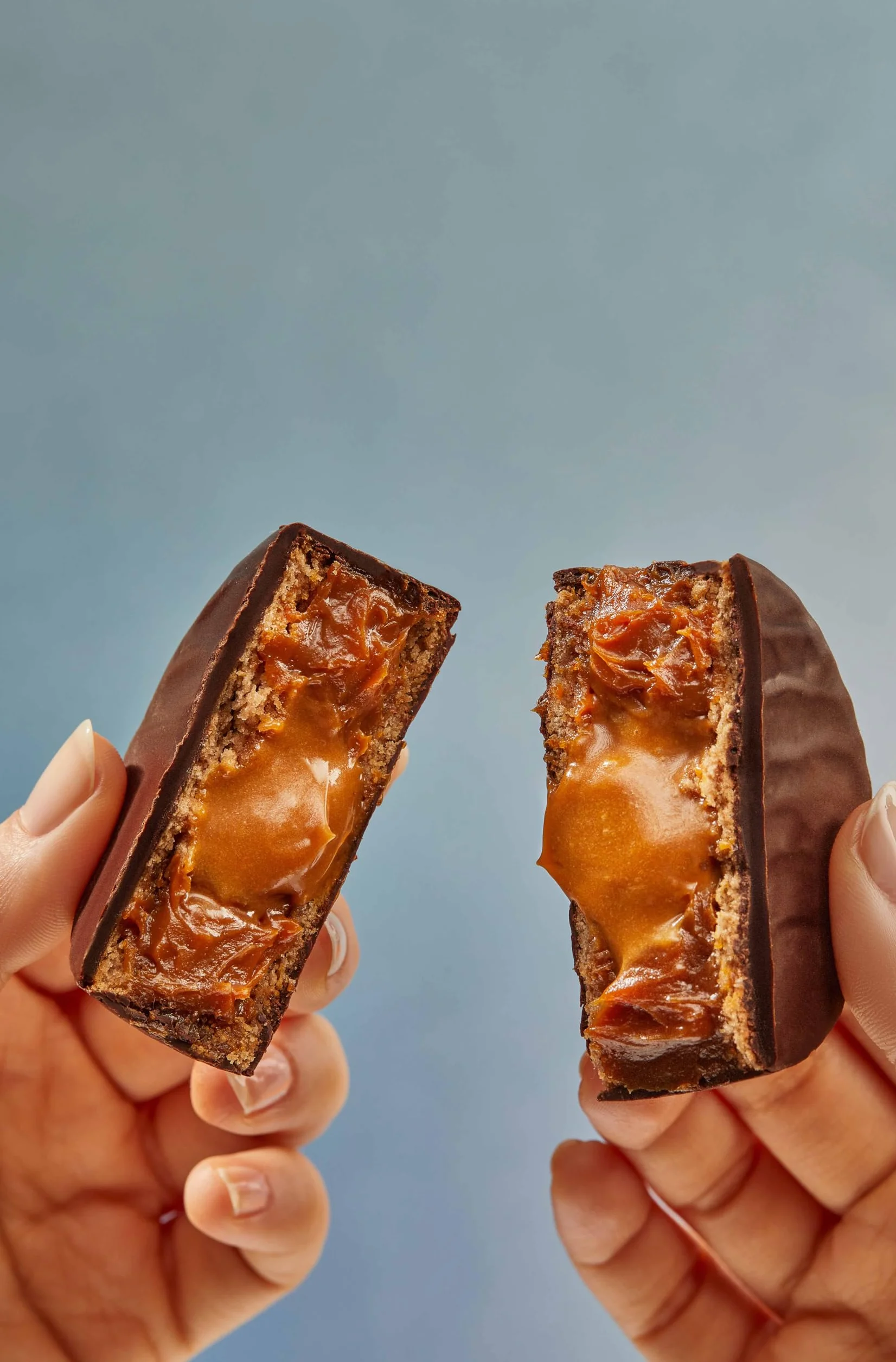 Alfajores Havanna Mar del Plata | Alfajores Argentinos de Chocolate | Galletas Cubiertas Rellenas de Dulce de Leche Con Sal Marina | 4 unidades | 360g