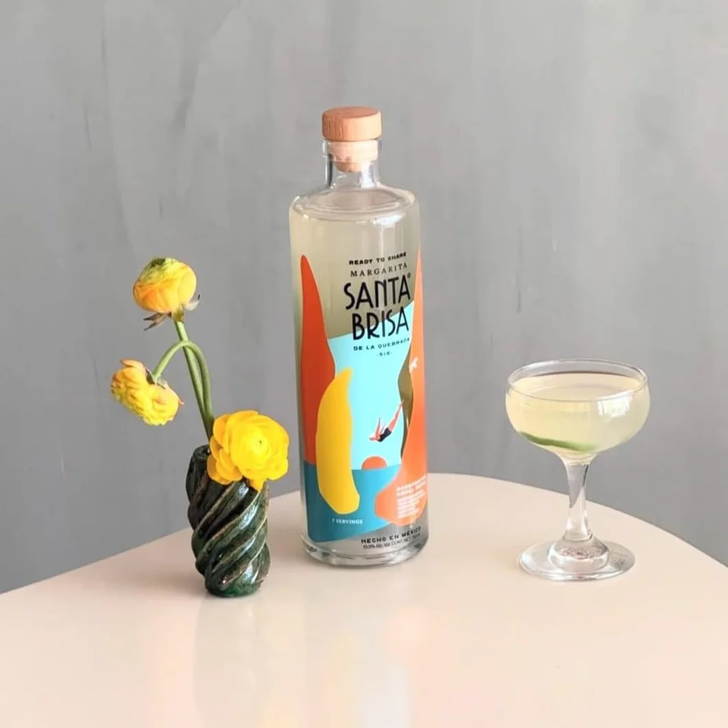 Santa Brisa Margarita de la Quebrada 750ml – Cóctel Mexicano Listo para Servir – Elaborado con Zumo de Lima Natural y Destilado de Agave Azul – 13,5% Vol. – Sabor Auténtico y Refrescante