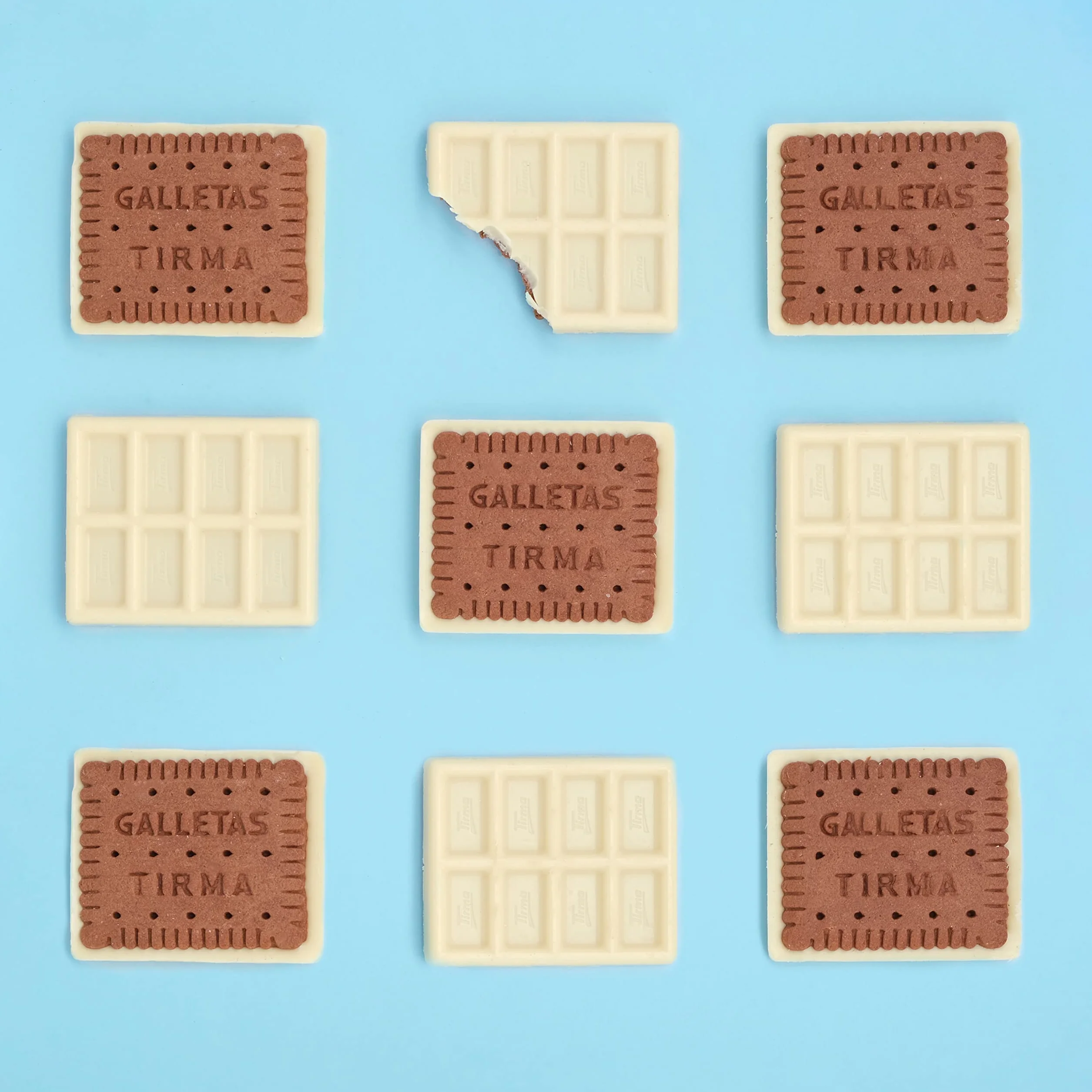 Tirma Chocobiscuit White 160g - Galleta crujiente cubierta con chocolate blanco. Perfecta para acompañar café o té. Un dulce capricho para los amantes del chocolate blanco.