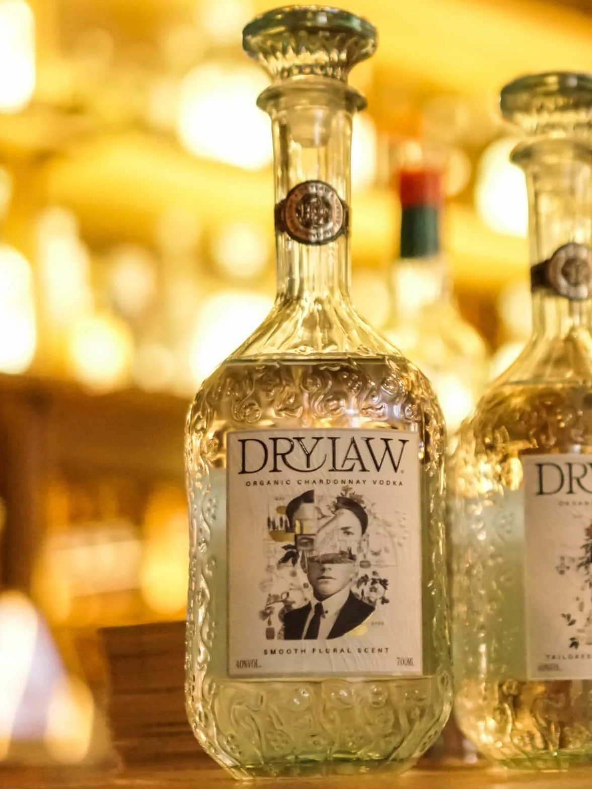 Drylaw Vodka orgánico premium de uvas Chardonnay. Afrutado y floral, con notas de ciruela jugosa, vainilla suave y hierbas frescas. Botella decorativa. Gold en Global Spirits Masters 2024.
