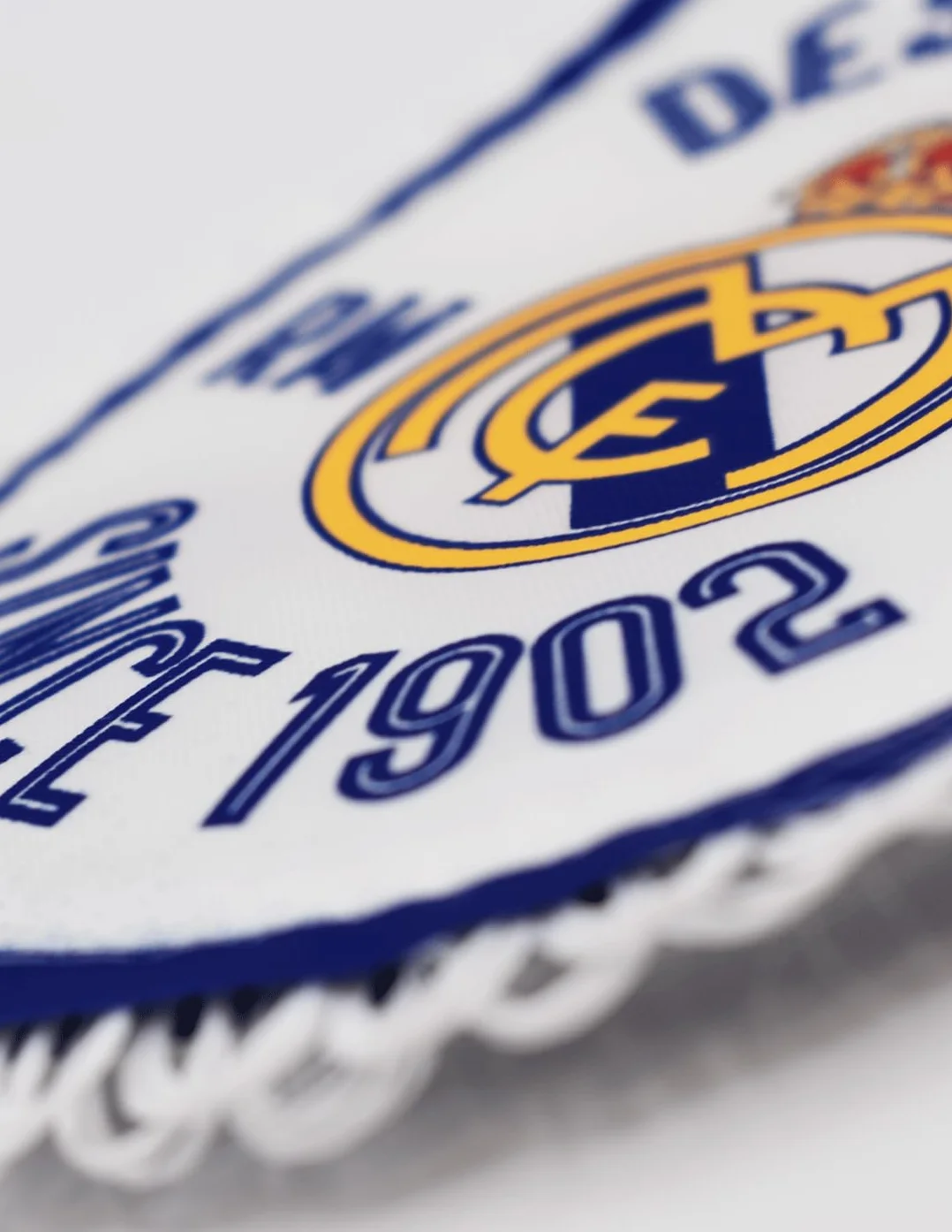 Real Madrid Banderín Triángulo Blanco