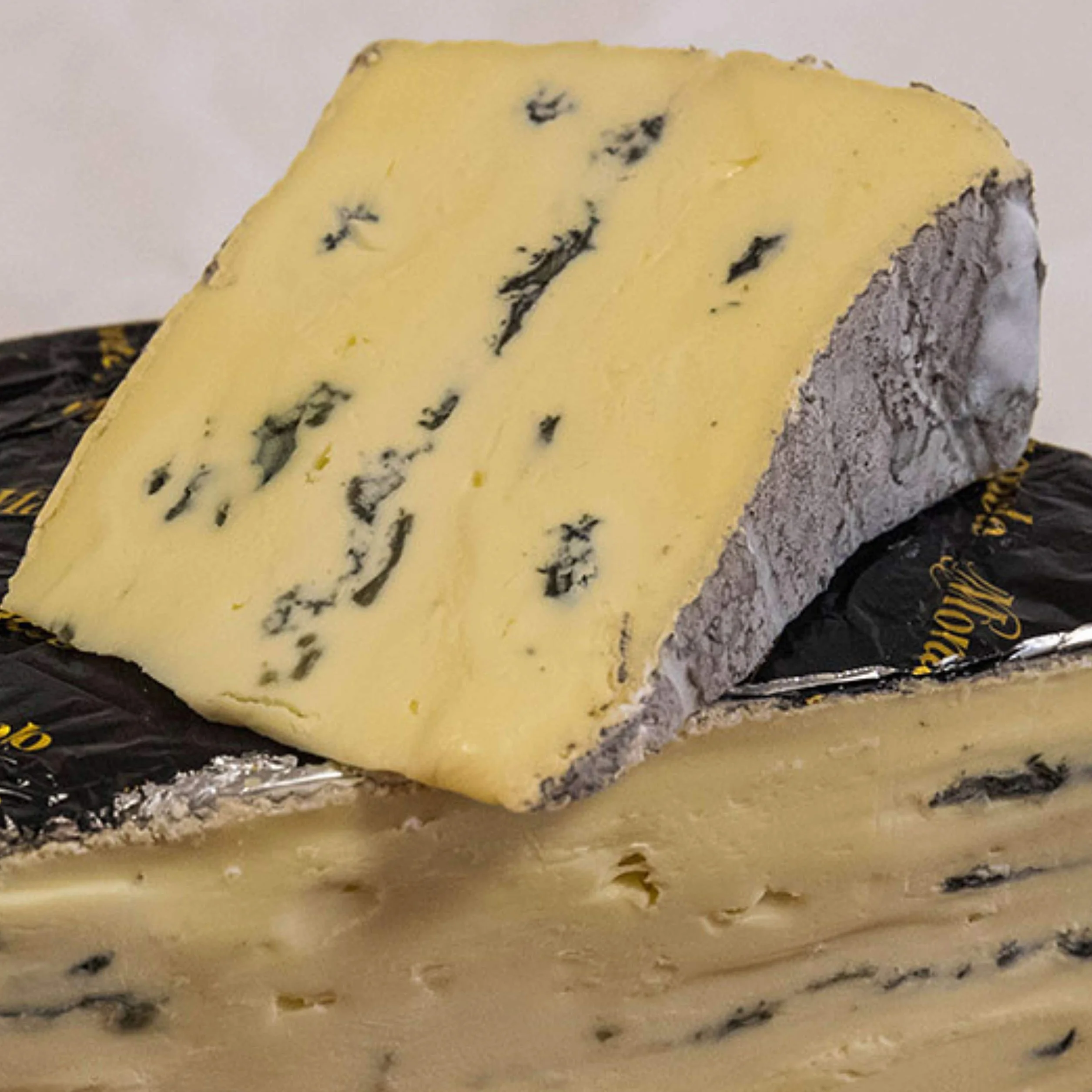Queso Azul Cremoso Montagnolo - Hecho a partir de leche de vaca pasteurizada y se elabora a partir de una receta tradicional - Medio Queso 1.100 gramos Peso Aproximado
