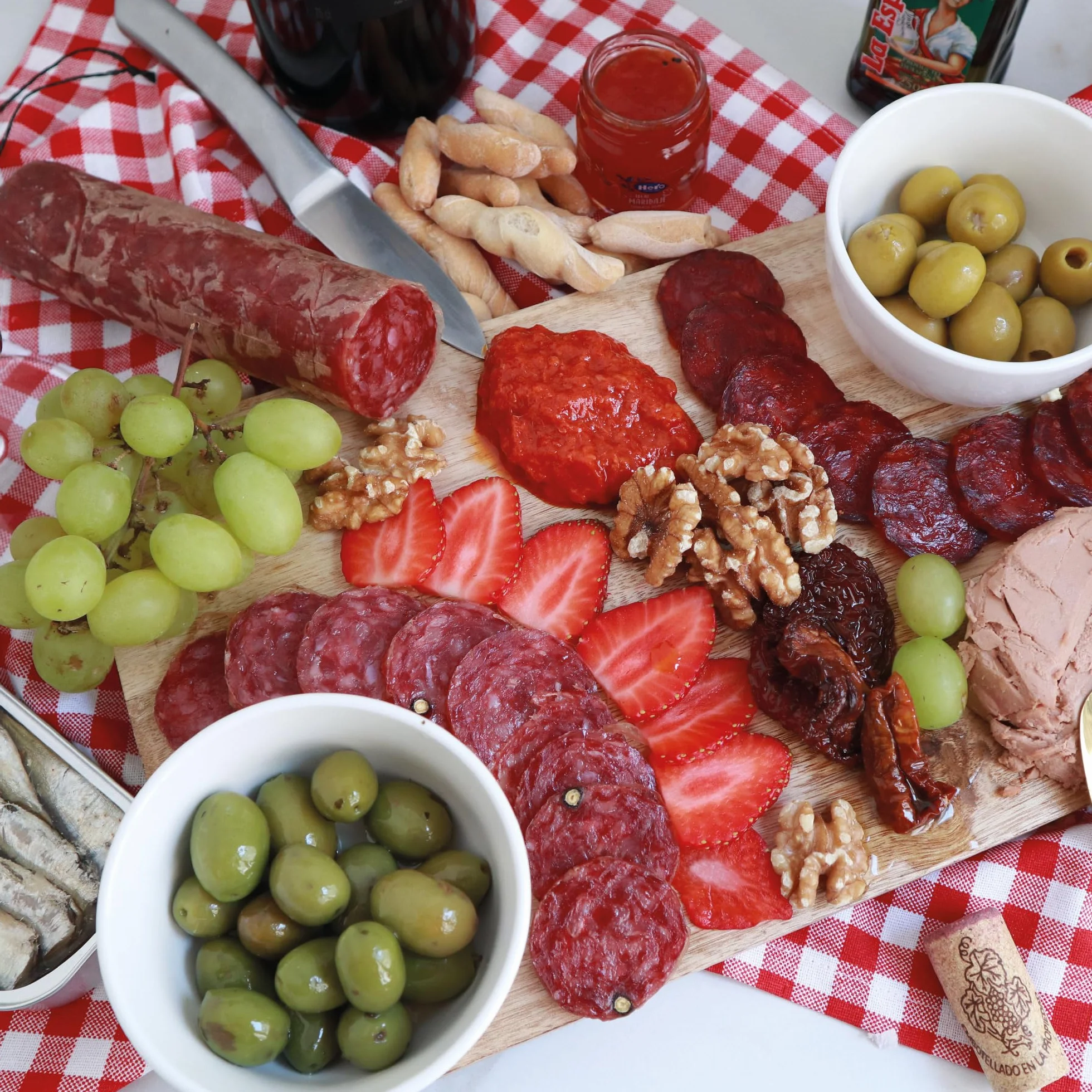 Familycom Cesta Gourmet con Ibéricos Navidul - Surtido Jamón Ibérico, Quesos, Embutidos, Aceitunas, Vino tinto