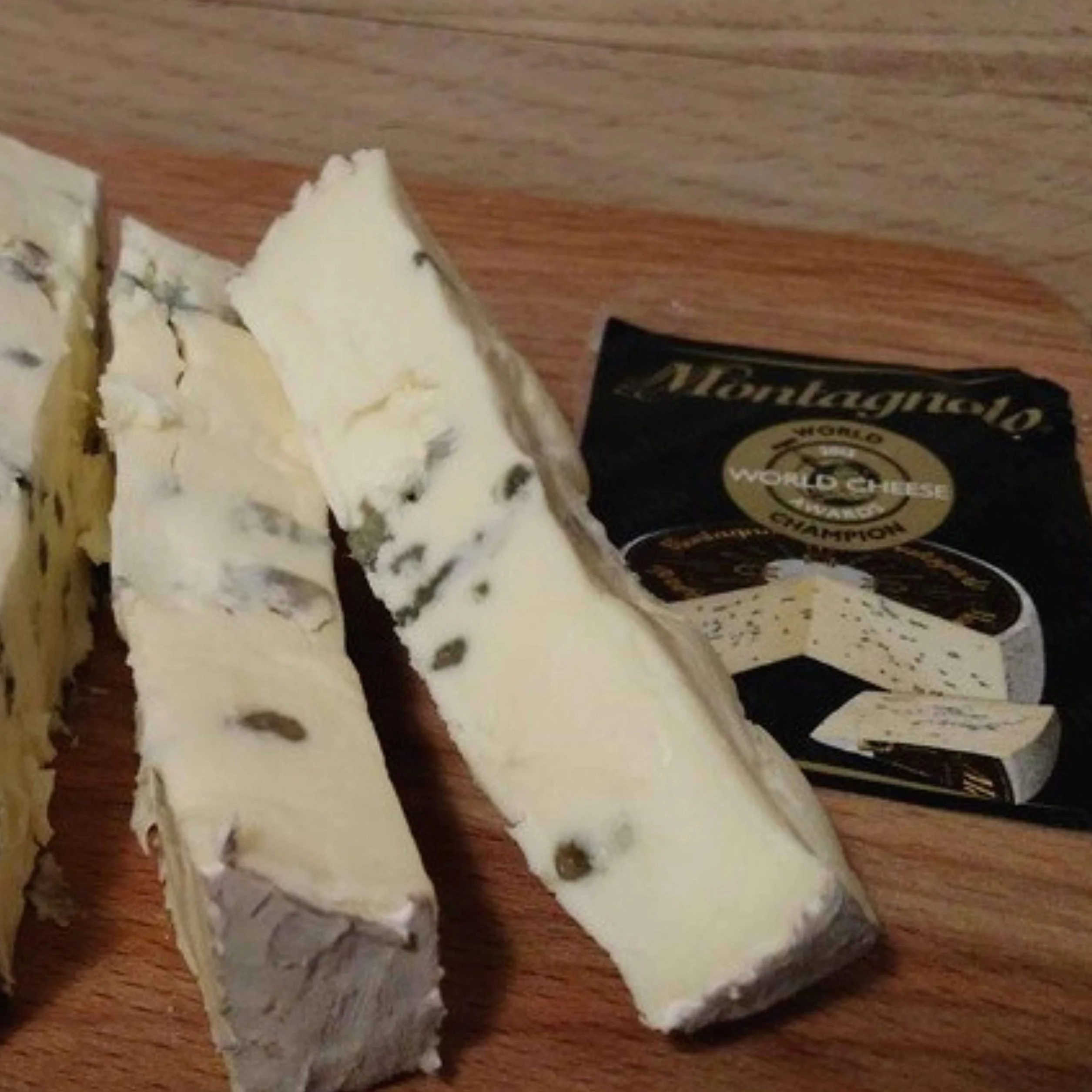 Queso Azul Cremoso Montagnolo - Hecho a partir de leche de vaca pasteurizada y se elabora a partir de una receta tradicional - Medio Queso 1.100 gramos Peso Aproximado