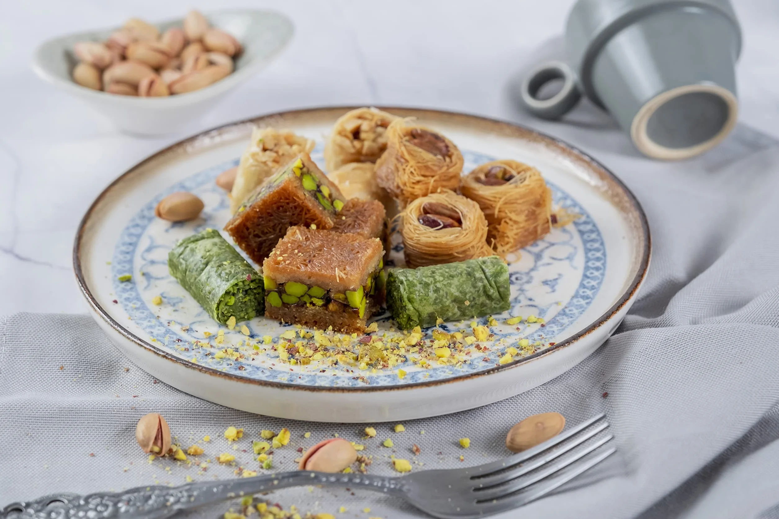 Mughe Gourmet - Caja de regalo de surtido de baklava de pistacho turco en tamaño bocado - Pequeños regalos de pastelería - 150gr/5.3oz - Celebra cumpleaños, Día del Padre y de la Madre, Navidad