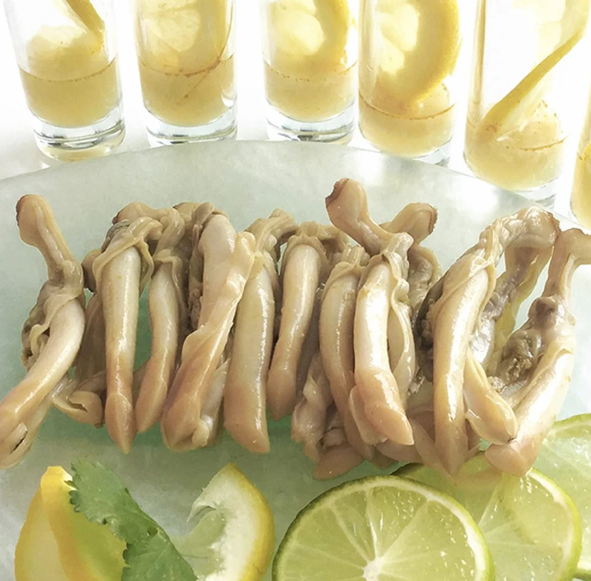 Navajas al natural. Peso Neto 111 gramos. Peso Escurrido 63 gramos. Categoría Gourmet. Con ingredientes 100% Naturales: Navajas, Agua y Sal. Alfonso Torres.