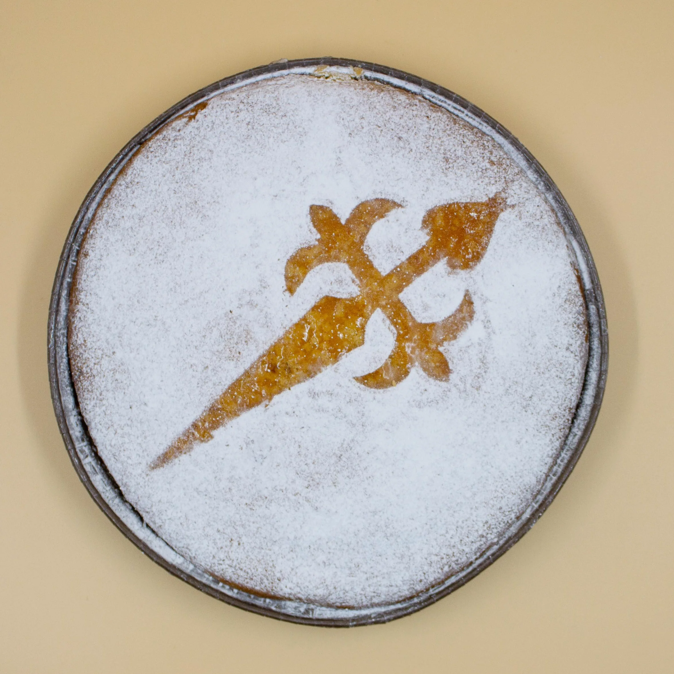 Tarta de Almendra de Santiago 1kg - Dulce gallego - Sin Gluten y Sin Lactosa - Regalo gourmet - 100% Artesanal - Almendra Marcona - Sin Aditivos - Postre para celebraciones - Ingredientes naturales