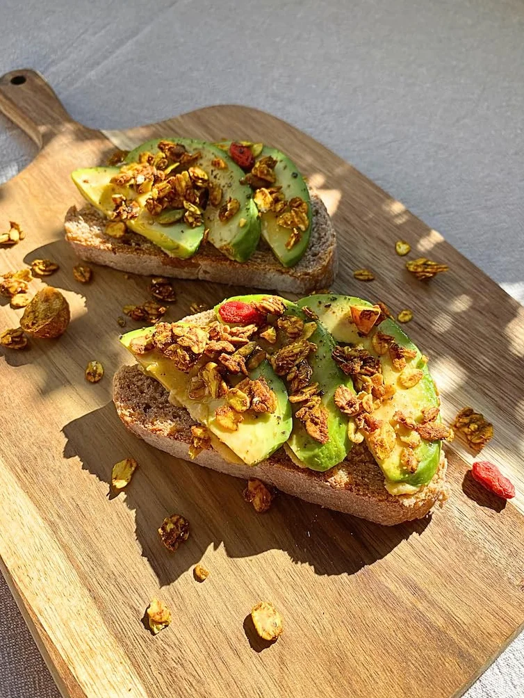 Granola Ecológica y Artesana, 0% Azucares Añadidos, Cúrcuma, Pimienta Negra, Jengibre, Macadamias y Bayas de Goji, Pasta de Dátiles, Semillas de Calabaza y Lino Marrón (Pack: 3 bolsas x 300g)