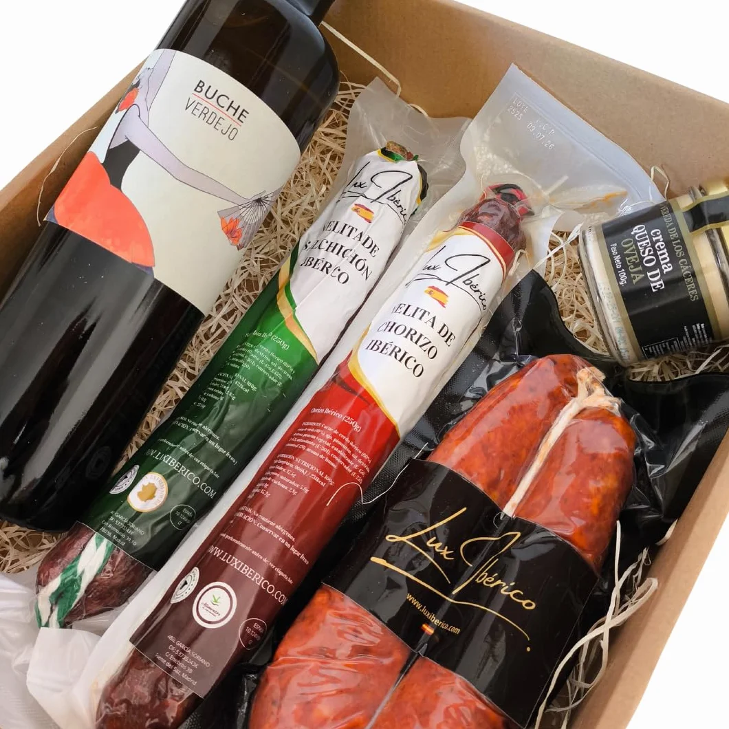 Cesta Gourmet "Livia" - Vino Blanco Verdejo, Embutido y Morcilla | Vino blanco Verdejo, velitas de chorizo y salchichón ibérico, morcilla patatera y crema de queso de oveja. Para regalar.