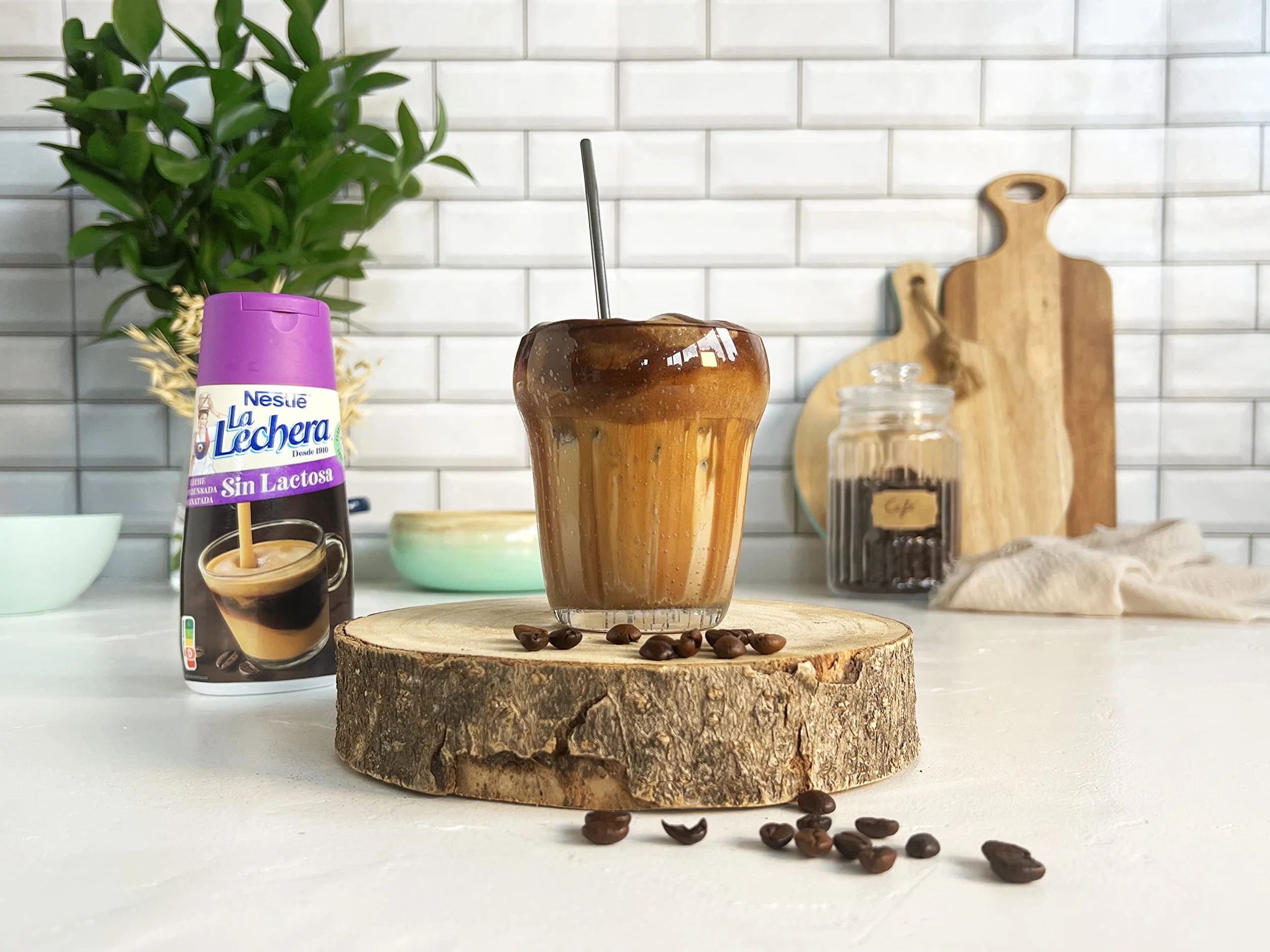 La Lechera Nestlé Leche condensada desnatada sin lactosa - Botella de Sirve Fácil Caja 8 x 450 g