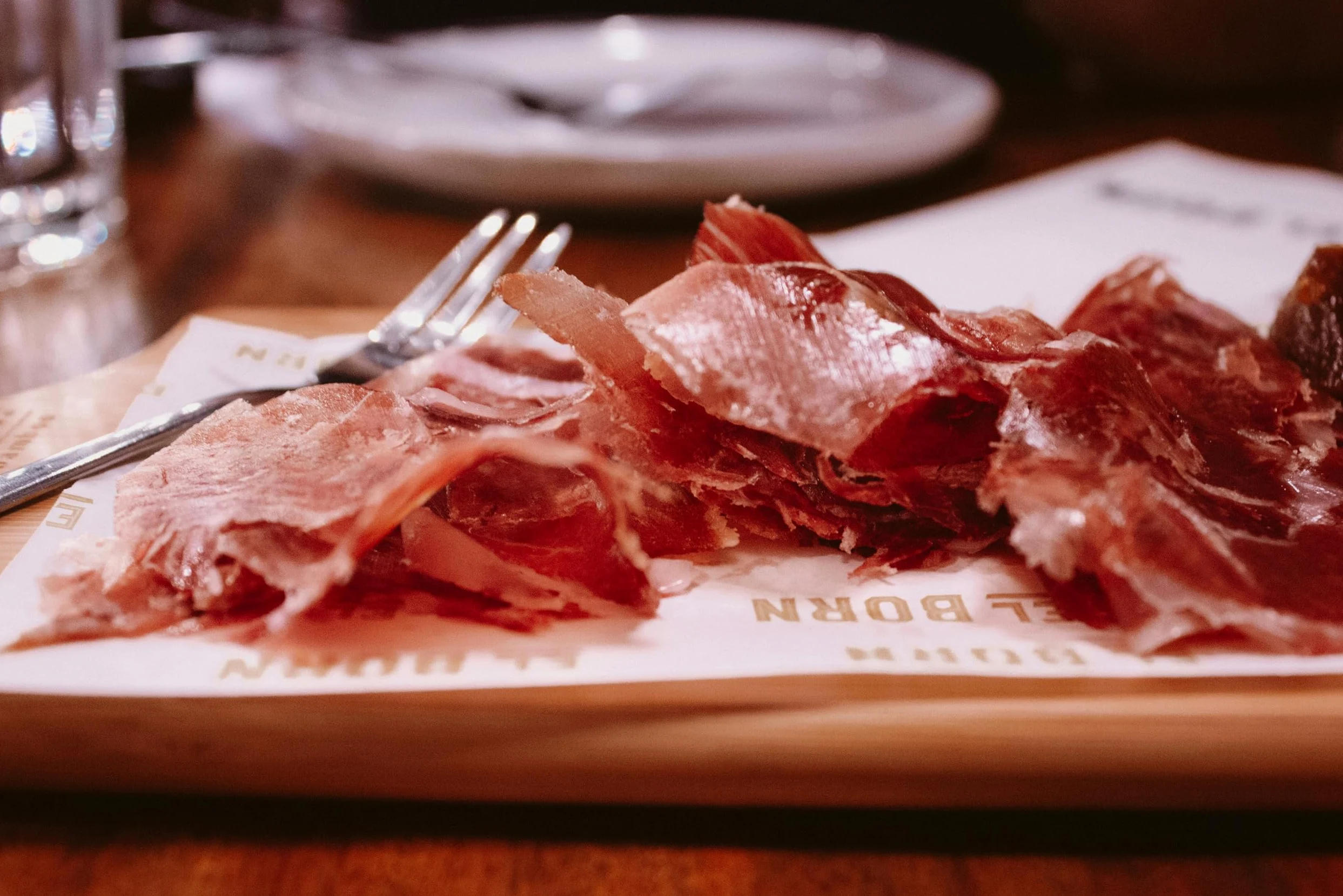Jamón Ibérico de Bellota 100% Ibérico, Pata Negra, Aprox. 8-8,5 kg, con Chorizo o Salchichón de Bellota y Cuña de Queso de Oveja+miel natural de encina, Marca Guiju.Certificado brida negra.