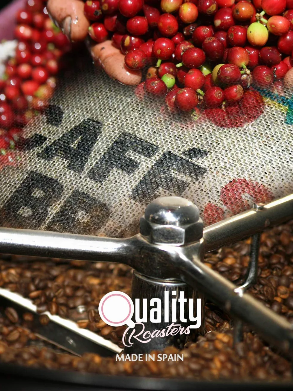 Quality Roasters Coffees. Café en grano Natural. 100% Arábica. Cuatro orígenes: Colombia, Brasil, Honduras y Uganda. Tueste medio. 4x250 gr