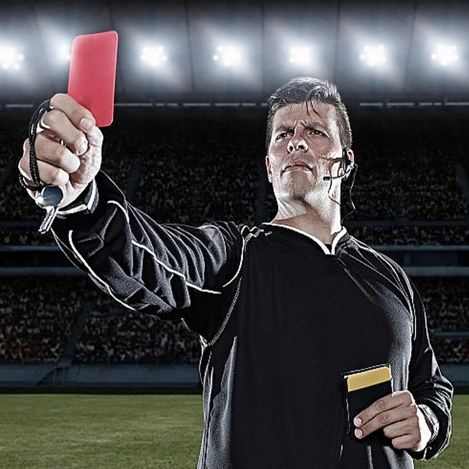 Tarjetas de árbitro rojas y amarillas para fútbol, penalización deportiva