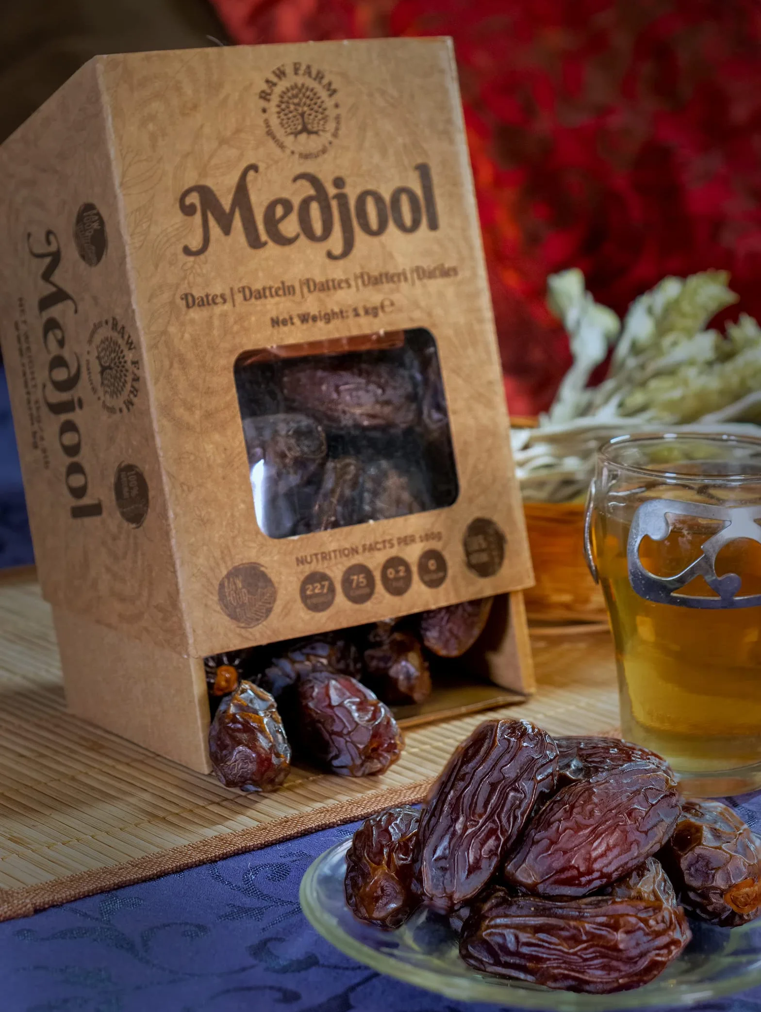 Raw Farm Dátiles frescos orgánicos Medjool, Tamaños Medianos Seleccionados con piedras 1 kg