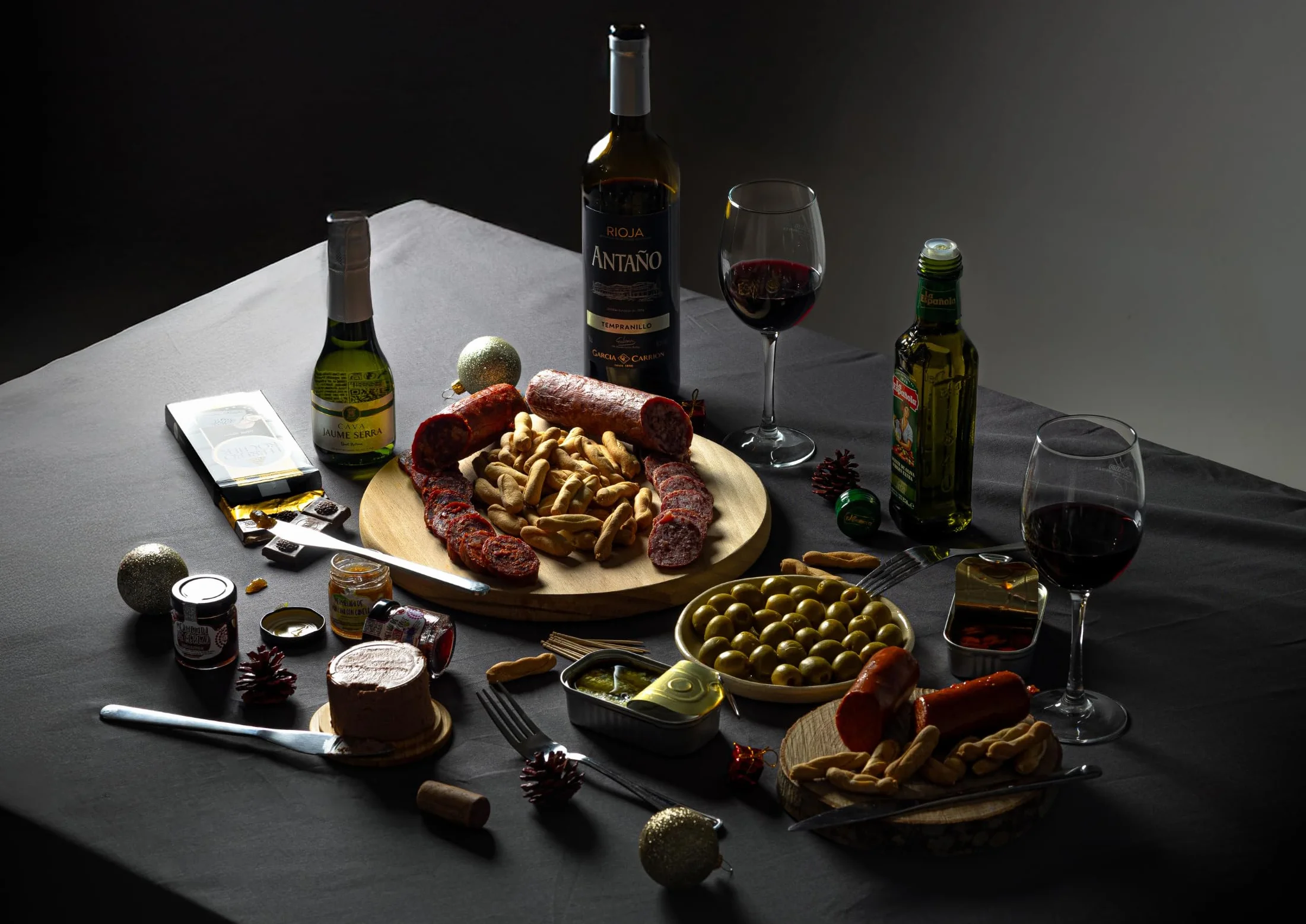 FAMILYCOM Cesta Gourmet para regalar - Surtido con Chocolates originales de regalo - Lote de embutidos, Conservas, Selección de vinos, Champagne, Aceite De Oliva Virgen - Regalo Hombre, Mujer