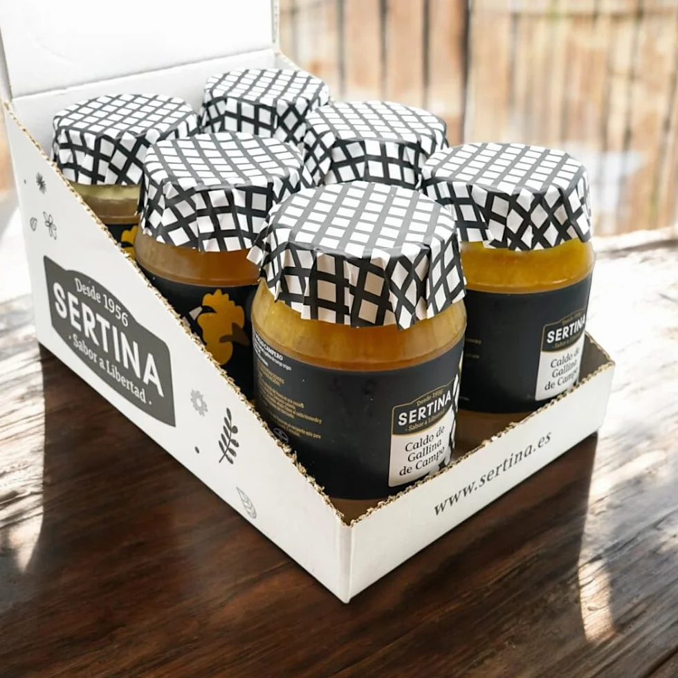 Sertina Caldo De Pollo Campero Criado Al Aire Libre pack de 6 | 6X950g | El Único Caldo Del Mercado Con 830G De Pollo Por Tarro | Sopa 100% natural | Sin conservantes | Cocido a fuego lento