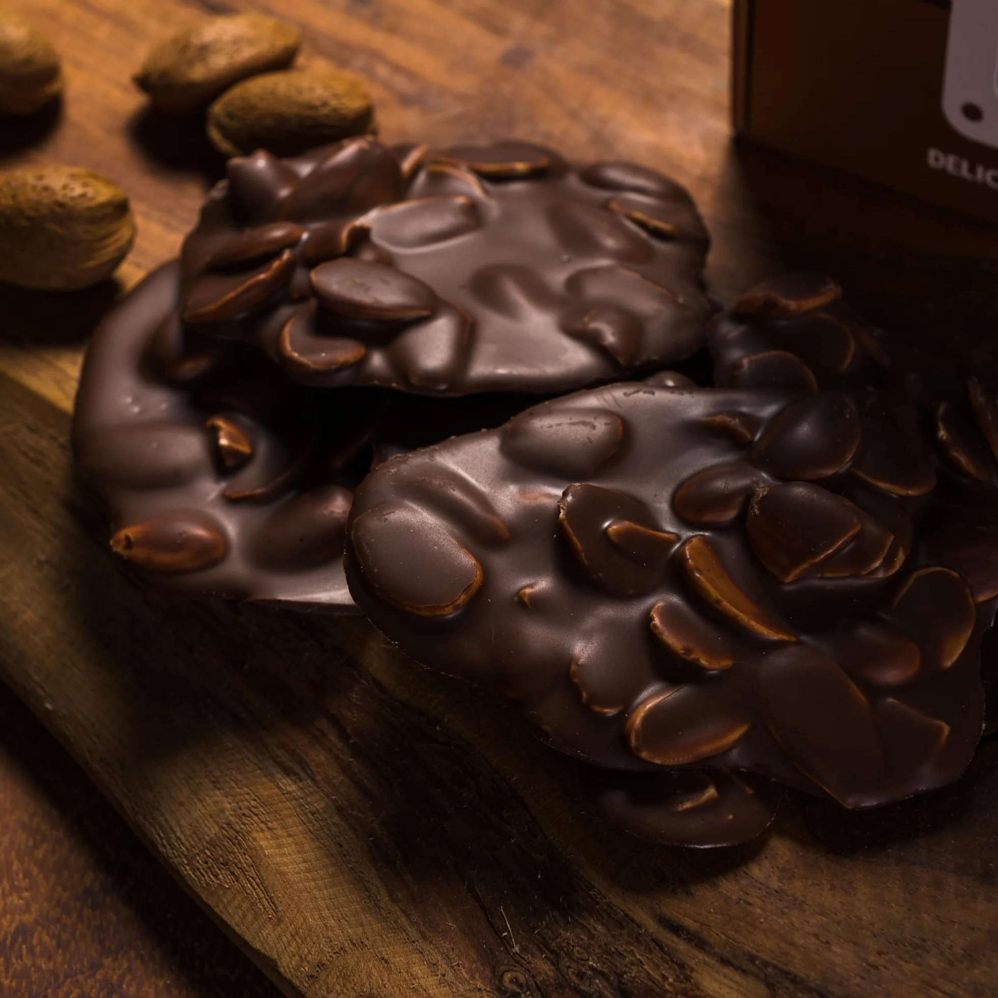 Tierra Astur Sobias Chocolate con Almendras Crujientes | Delicias de Chocolate con Almendras Crujientes – Bombones Gourmet Artesanales, Chocolate con Leche Premium