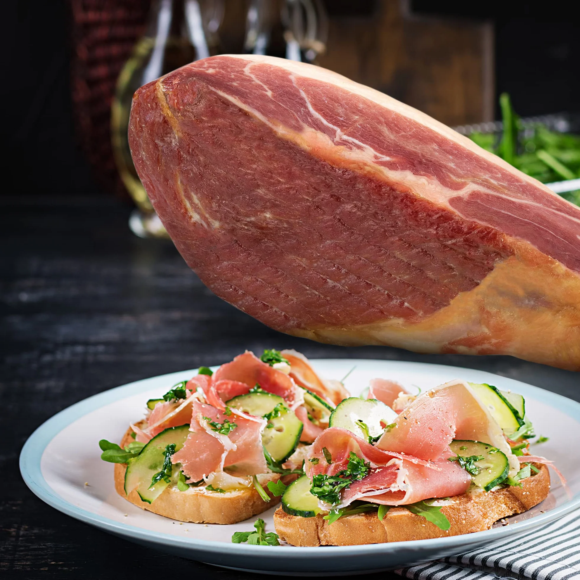 Jamón Serrano Curado Deshuesado + Jamonero + Cuchillo Version Mini de 1 Kg