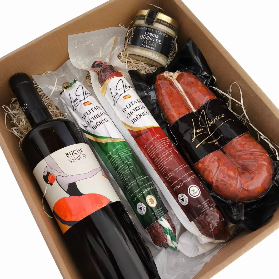 Cesta Gourmet "Livia" - Vino Blanco Verdejo, Embutido y Morcilla | Vino blanco Verdejo, velitas de chorizo y salchichón ibérico, morcilla patatera y crema de queso de oveja. Para regalar.