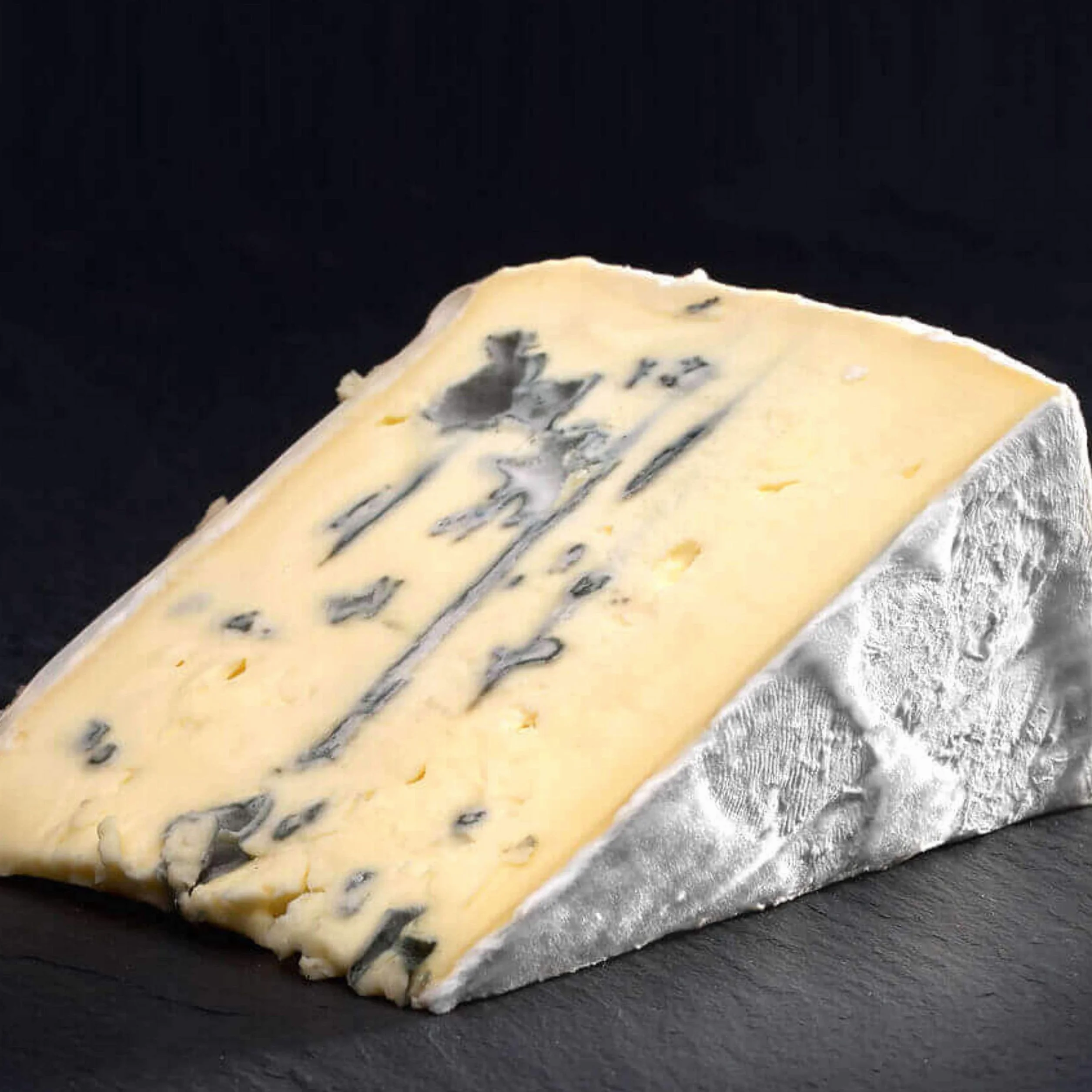 Queso Azul Cremoso Montagnolo - Hecho a partir de leche de vaca pasteurizada y se elabora a partir de una receta tradicional - Medio Queso 1.100 gramos Peso Aproximado