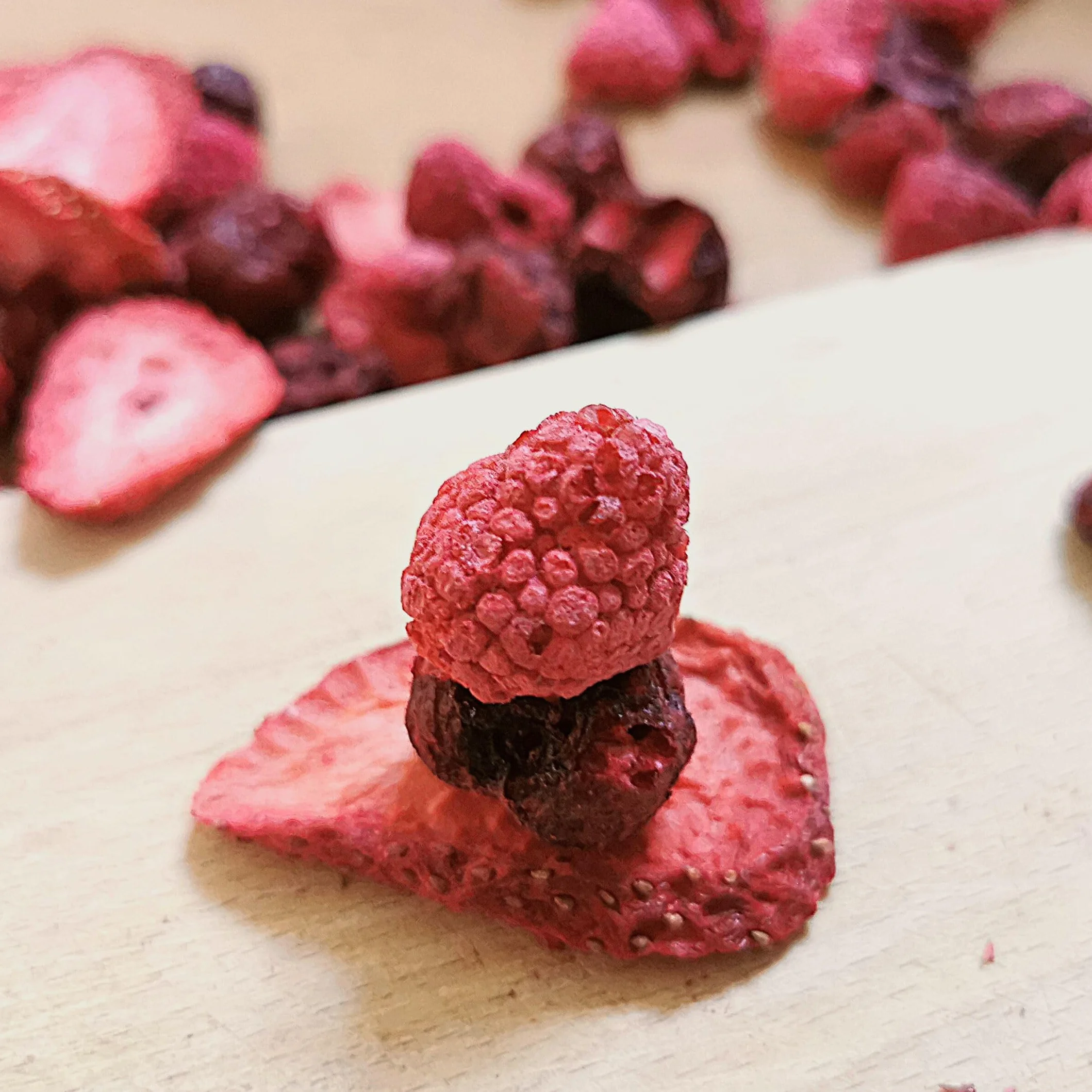 Frutas Liofilizadas | XL 300g Mezcla Fresa Seca, Frambuesa, Cereza Agria | Fruta Seca Pura | Comida Liofilizada | Freeze Dried Fruit Strawberry Raspberry Cherry Mix | Fruta Roja de Verano ZingyZoo