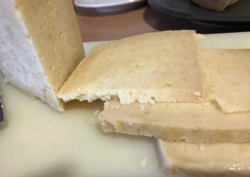 1/2 QUESO ROMERO OCAÑA para paladares exquisitos, graso, mantecoso, con pique, granuloso y quebradizo, color ocre, debido a su larga maduración de hasta 2 años
