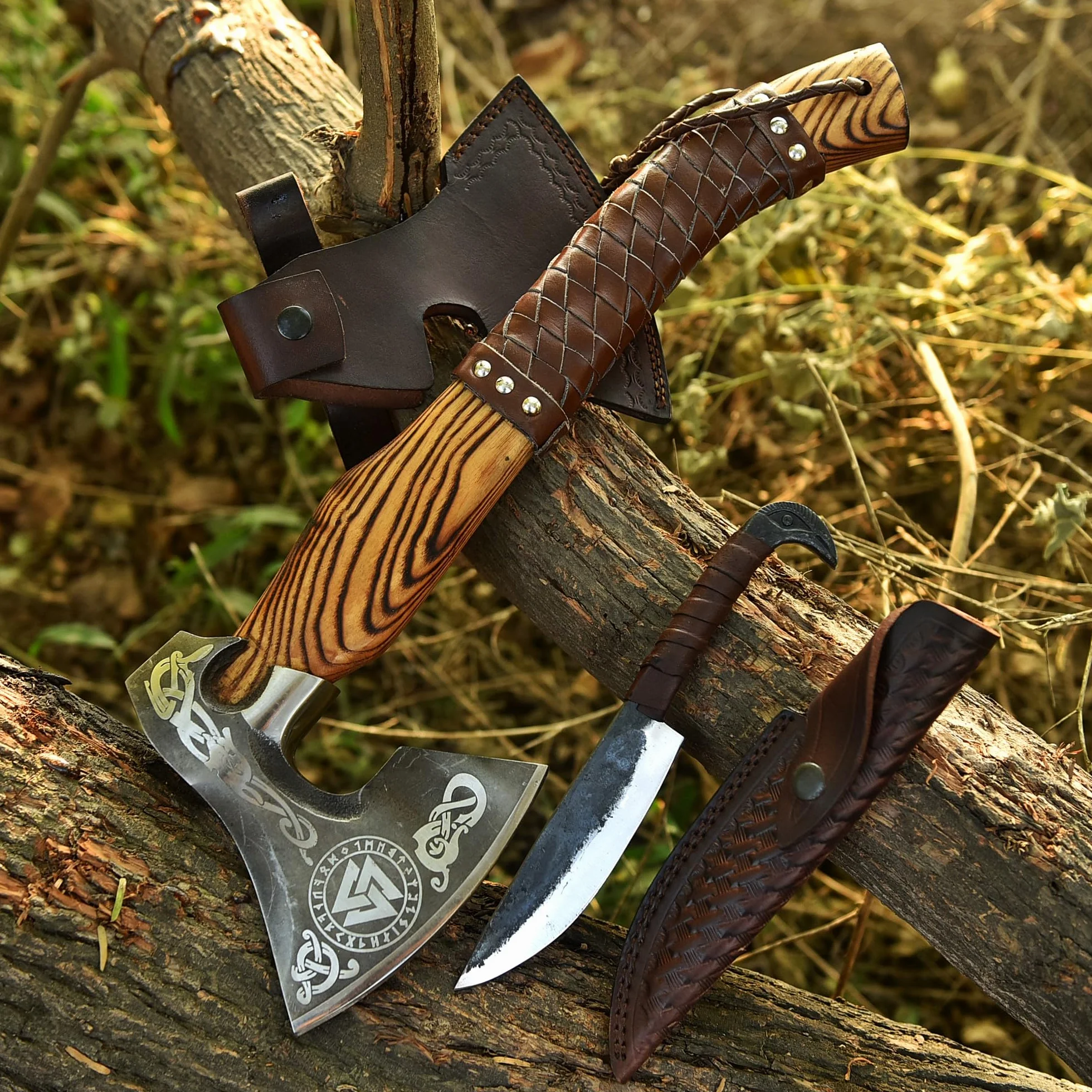 Hacha vikinga hecha a mano 2 en 1 con cuchillo cabeza de gallo, mango 48 cm madera arce, hoja acero carbono 1095, funda cuero