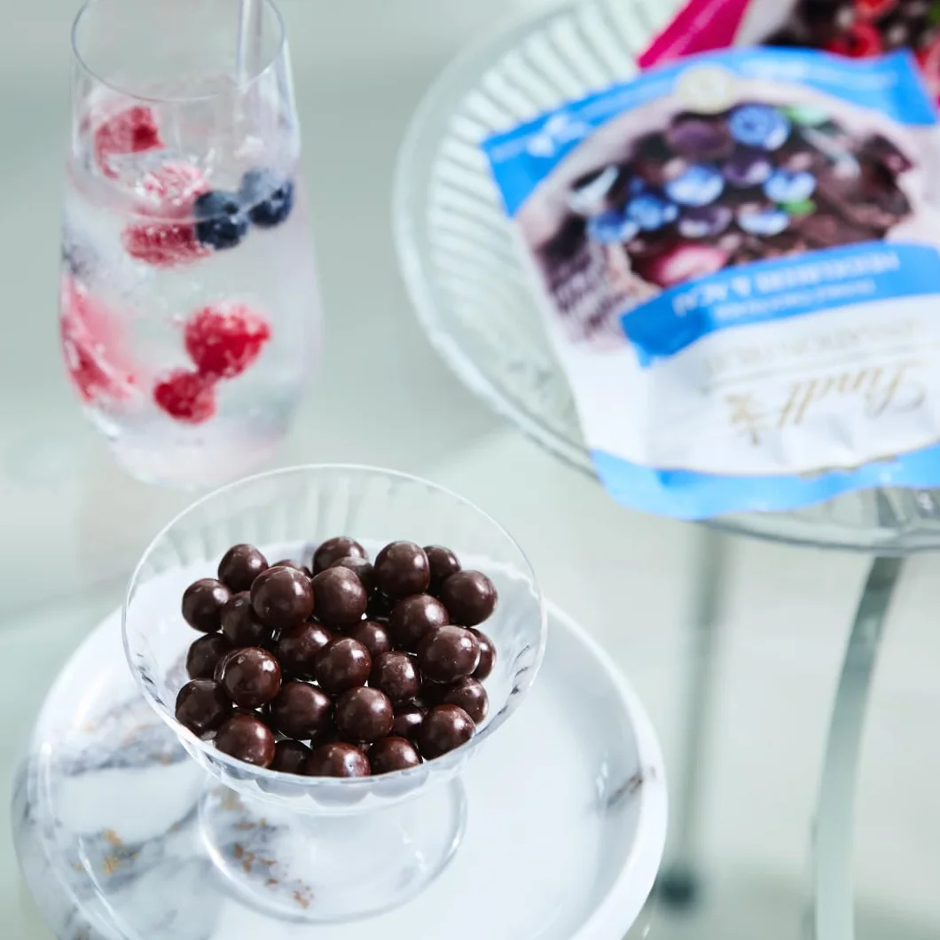 Lindt SENSATION FRUIT bolas de chocolate negro con interior de fruta, arándanos y açaí - 150 g