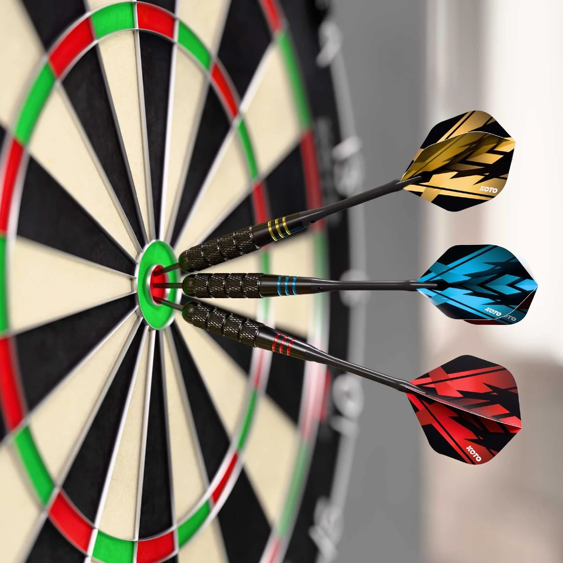 KOTO darts Juego de 4 dardos de latón 23g con maletín de aluminio negro