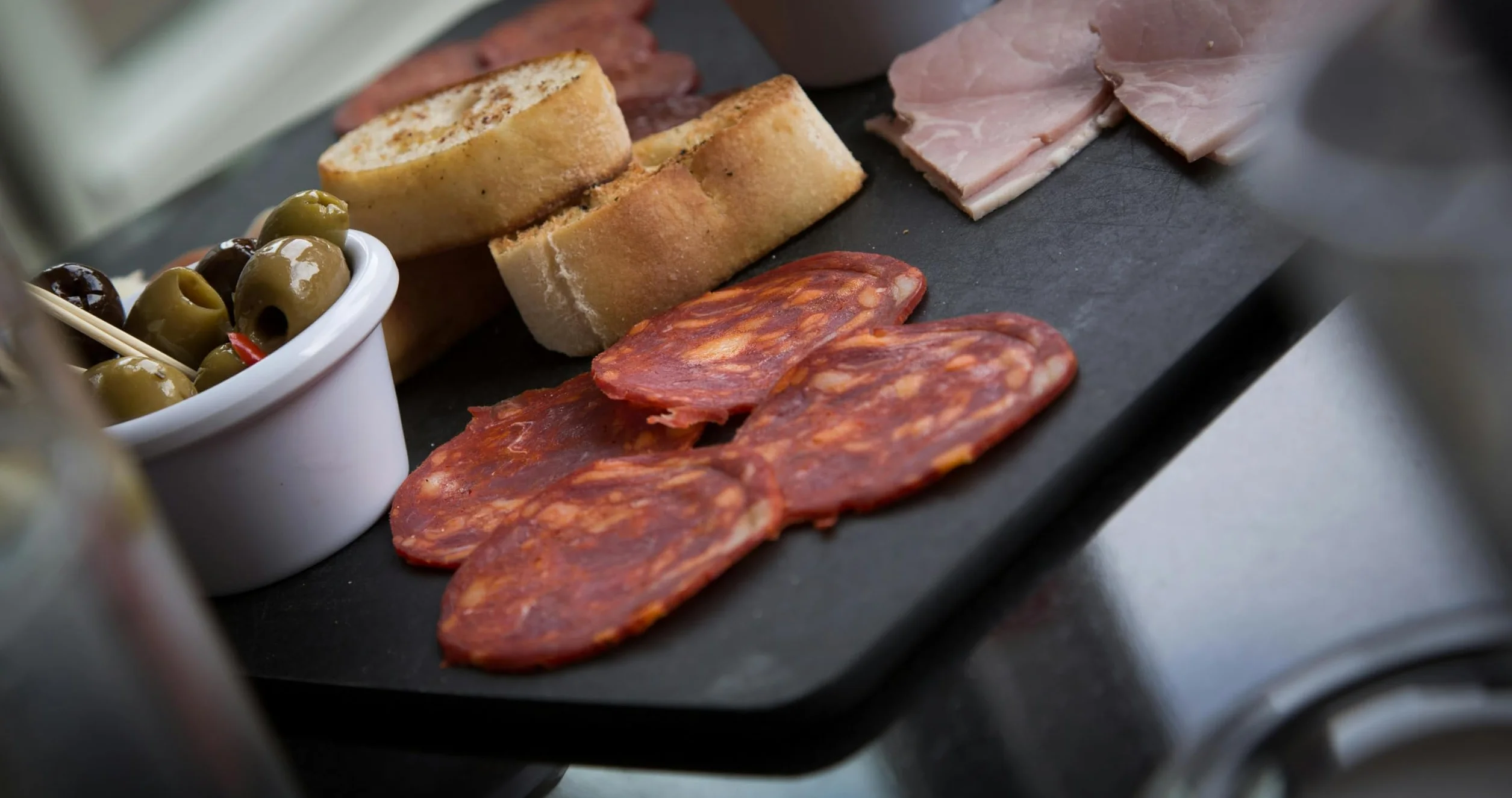 Jamón Ibérico de Cebo 50% Raza Ibérica 80 gr Envasado al Vacío Cortado a Cuchillo Marca Guiju Salamanca