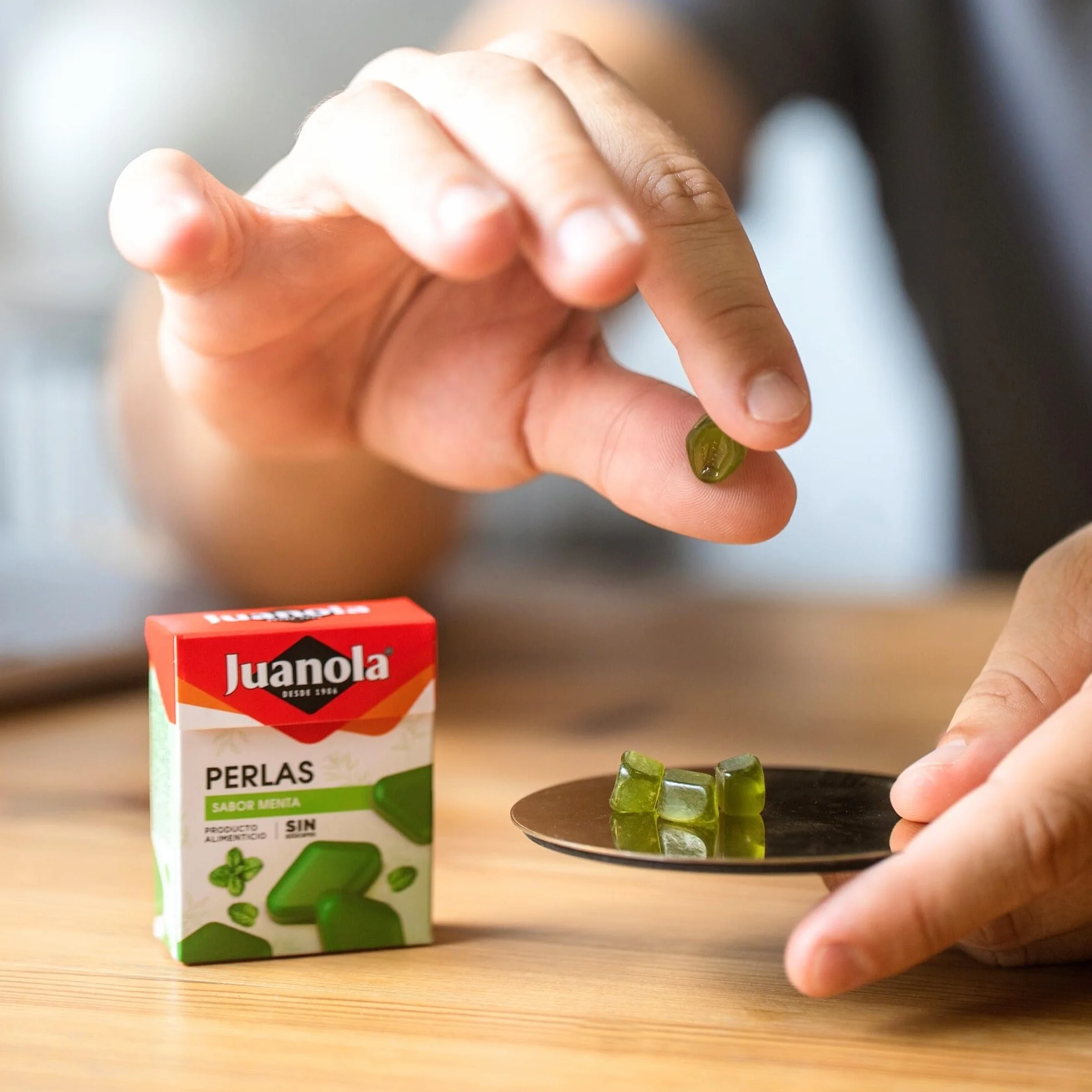 Juanola Perlas Sabor Menta - Sin azúcar, sin gluten - Cómodo formato de bolsillo - Ideal para llevar contigo a todas partes - Refrescan tu boca y tu garganta - 25g