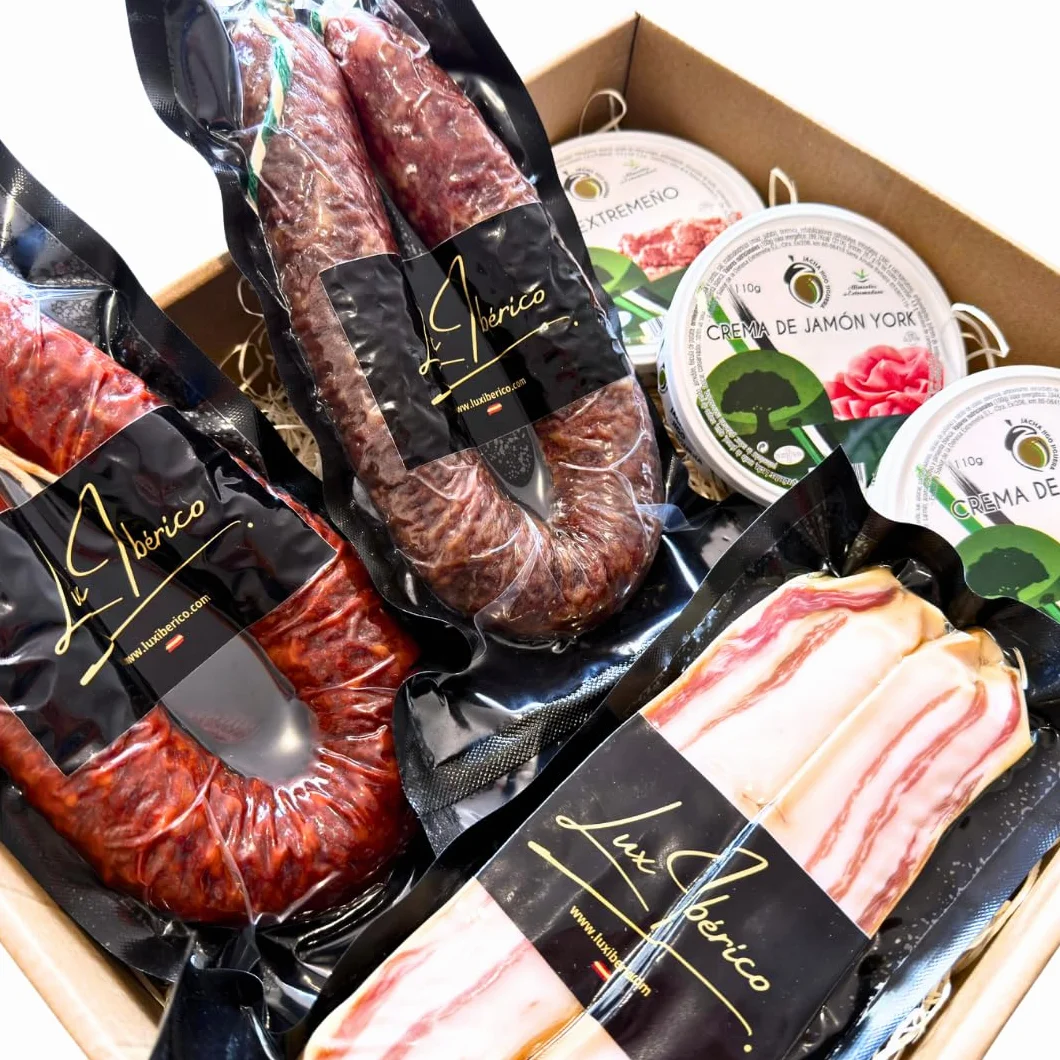 Lux Ibérico Lote Platon - Patés Extremeños, Panceta y Embutido | Chorizo y salchichón ibérico, panceta curada y tres patés extremeños para untar. Aperitivo completo listo para regalar.