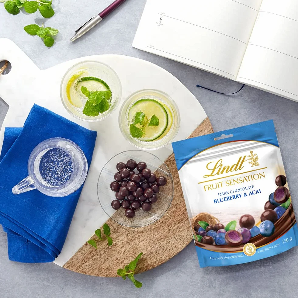 Lindt SENSATION FRUIT bolas de chocolate negro con interior de fruta, arándanos y açaí - 150 g