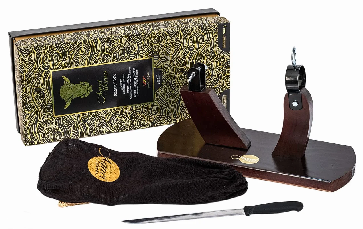Agnei Ibérico - Pierna Curada de Cordero - Envasada al Vacío - Estuche Regalo con Jamonero y Cuchillo (1 kg Aprox)