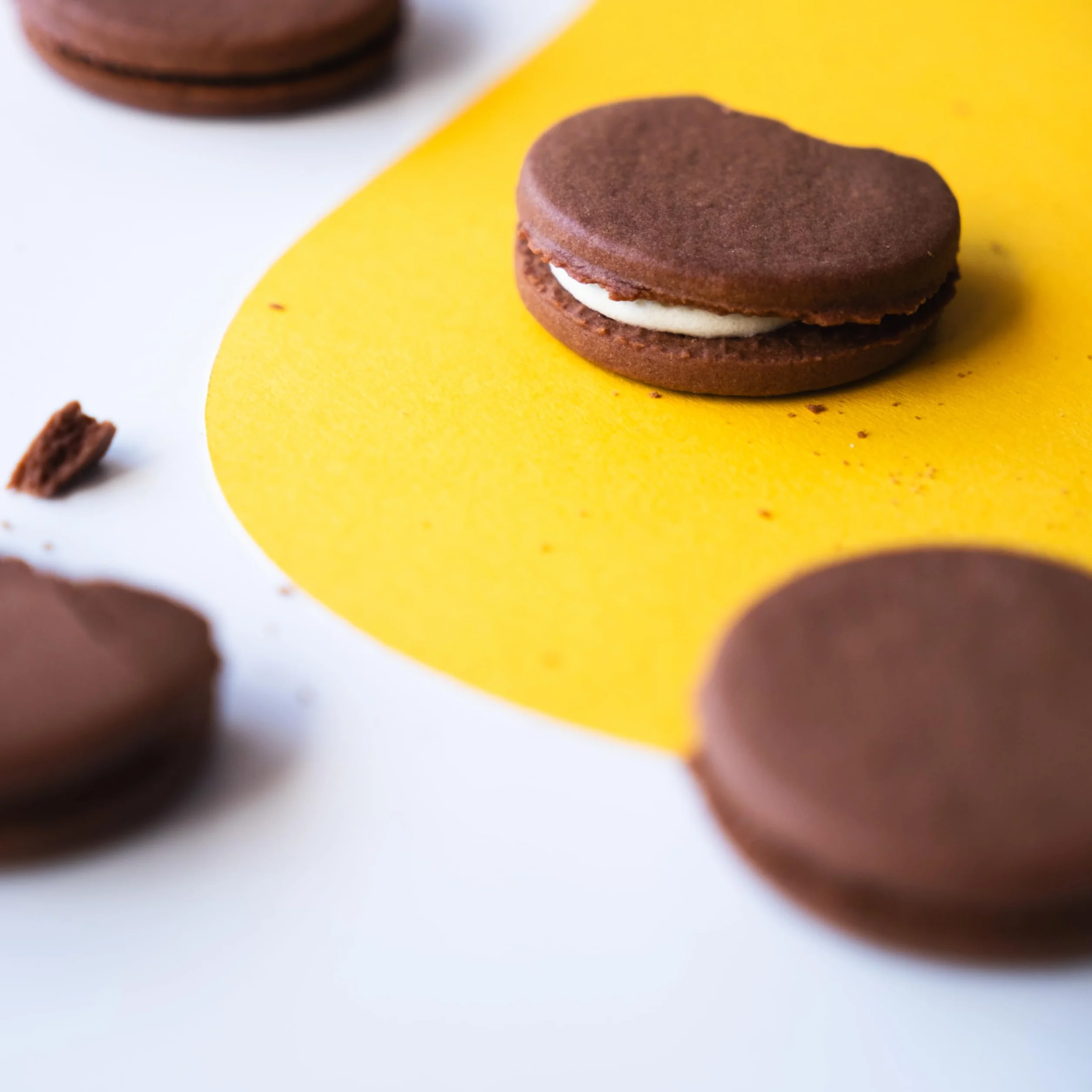 Tirma Sándwich de Galleta al Cacao con Relleno de Nata – 4 Packs de 45 g (Estuche de 180 g) | Galletas Dulces | Snack de Cacao y Nata | Ideal para Merienda y Tentempiés