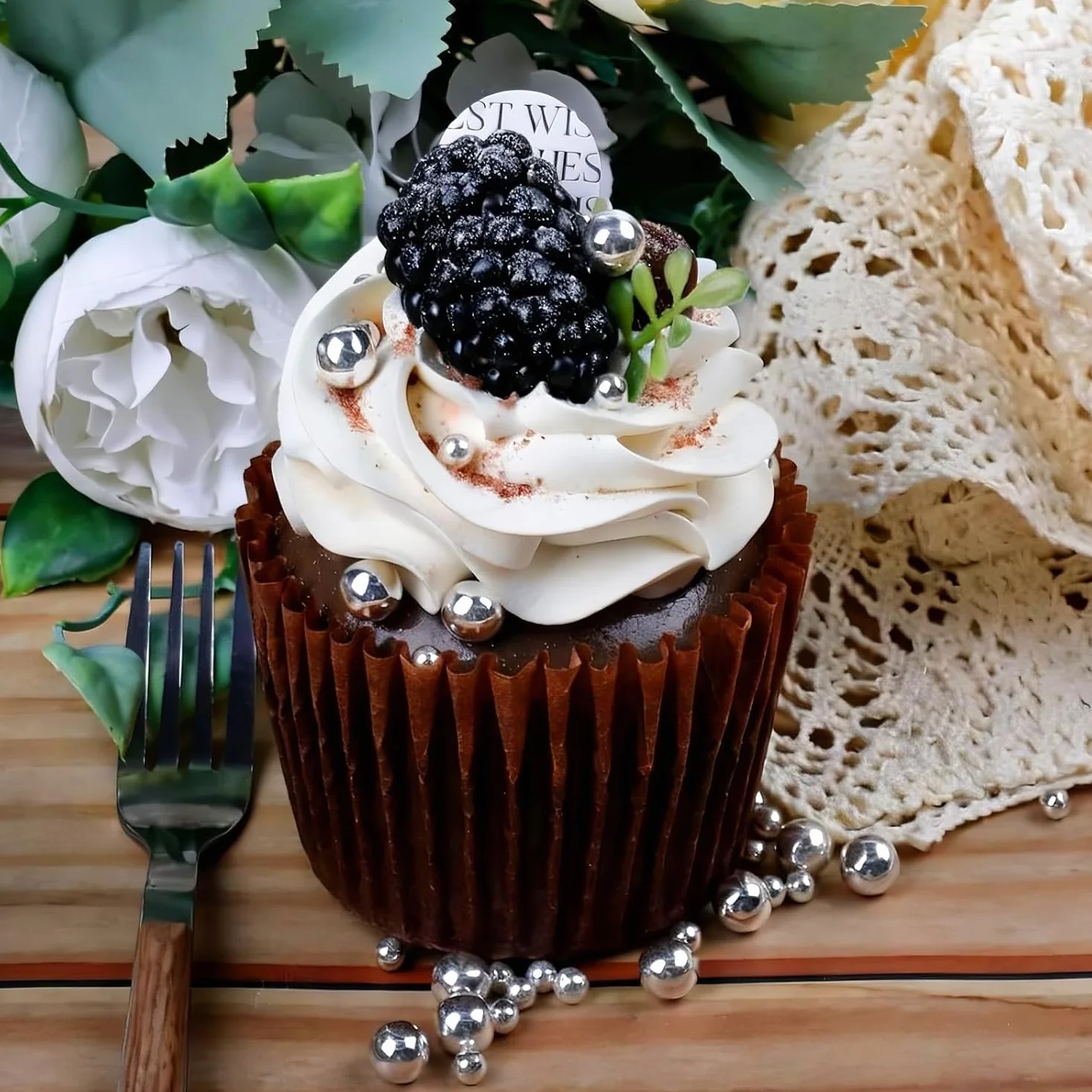Perlas de Azúcar Blancas, Doradas & Plateadas Comestibles 130g - 4 Tamaños de Perlas para Decorar Tartas, Cupcakes y Galletas - Ideal para Bodas, Cumpleaños, Halloween, Navidad, Sprinkles