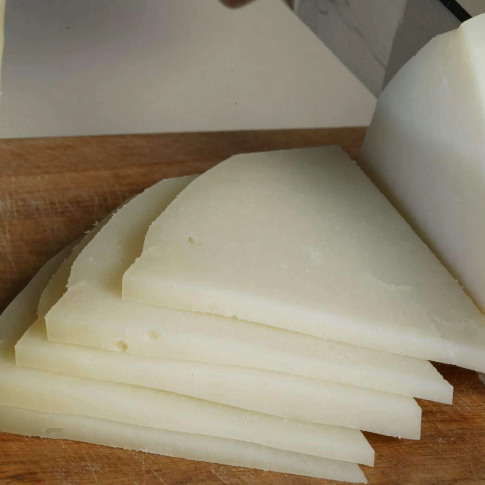 Queso Idiazabal Blanco - Elaborado con Leche Cruda de Oveja Latxa - Peso Aproximado 1000 gramos - Ideal para comer solo o acompañado - Queso de Oveja Idiazabal