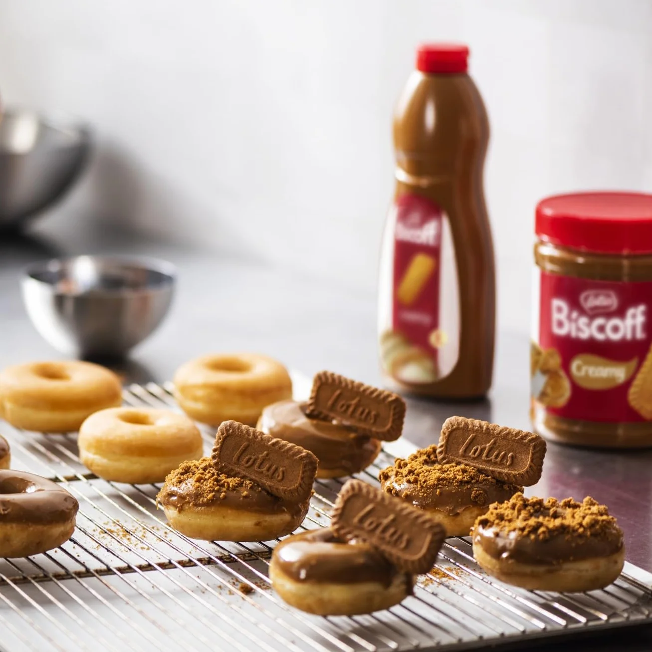 Lotus Biscoff | Crema Dulce para Untar | Cremoso | Sabor a Galleta Caramelizada | Vegano | Sin Frutos Secos | Sin Colorantes ni Aromas Añadidos | Tarro PET | 1.6 kg