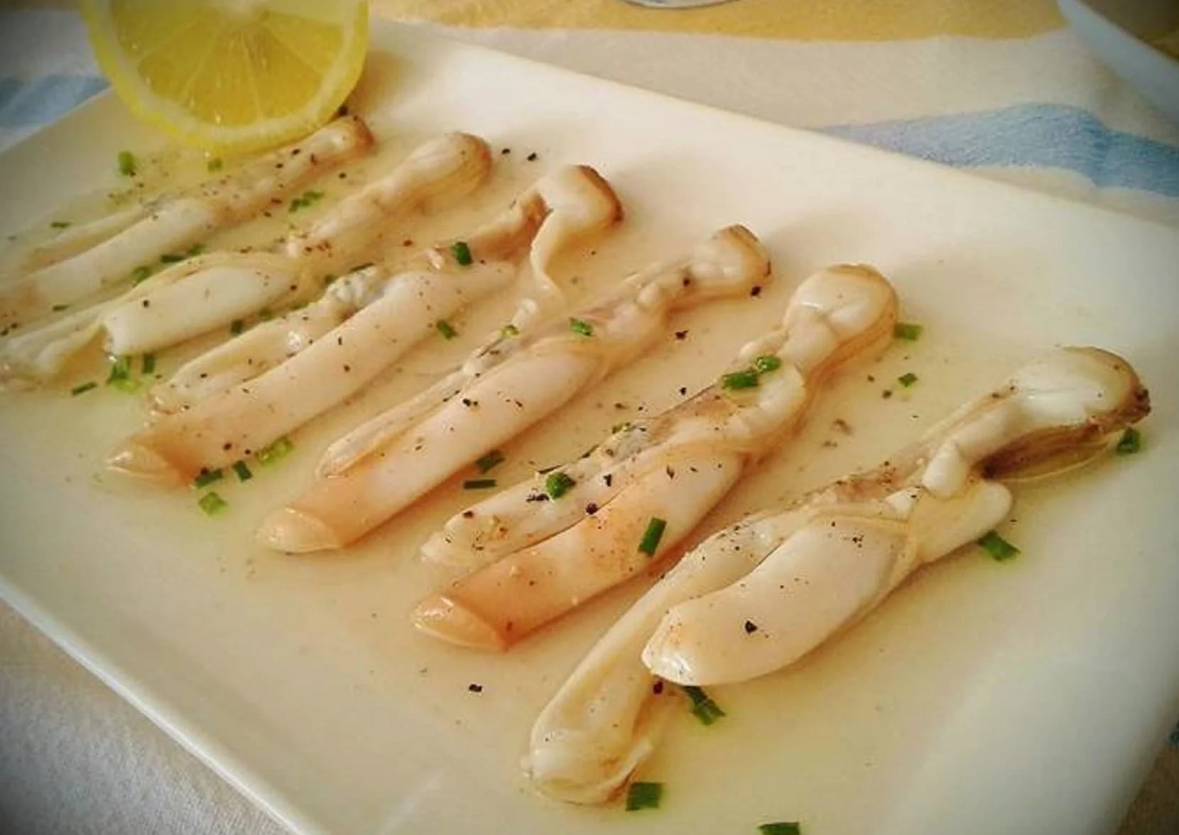 Navajas al natural. Peso Neto 111 gramos. Peso Escurrido 63 gramos. Categoría Gourmet. Con ingredientes 100% Naturales: Navajas, Agua y Sal. Alfonso Torres.