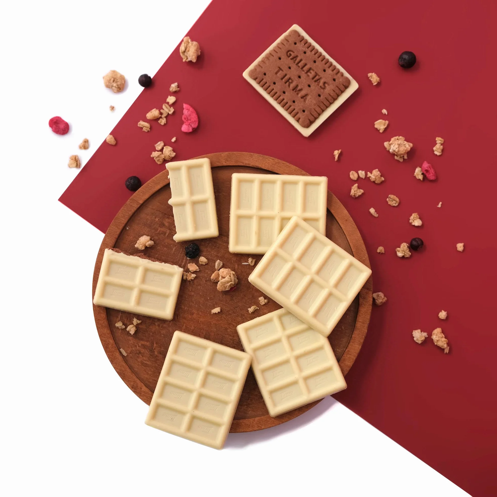Tirma Chocobiscuit White 160g - Galleta crujiente cubierta con chocolate blanco. Perfecta para acompañar café o té. Un dulce capricho para los amantes del chocolate blanco.