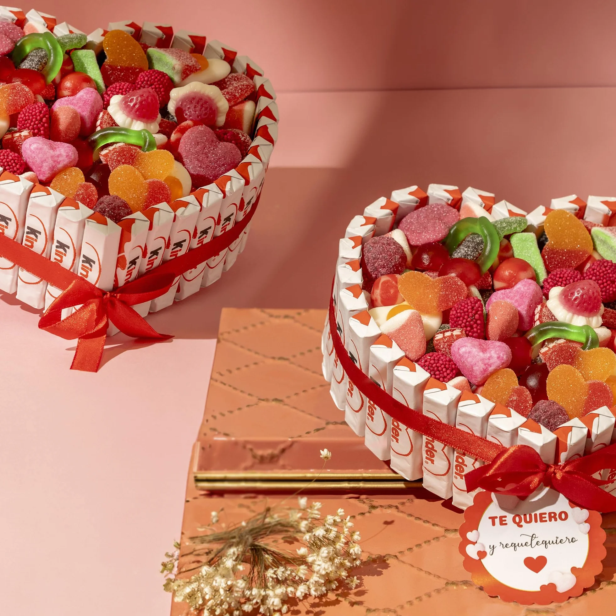 Onza Regalo dia de la madre original - Cesta de Chocolates Kinder y Chucherías para Regalar - Corazón Chocolatinas Kinder - Gran Surtido Chuches y Gominolas